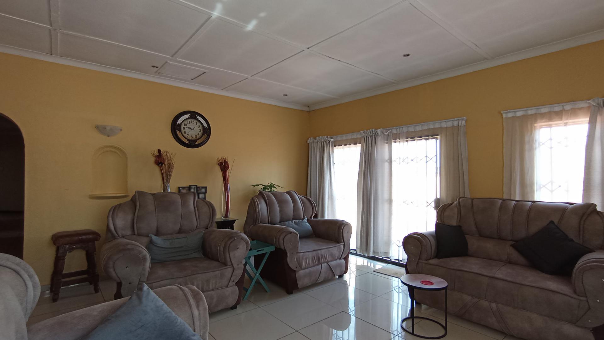 Lounges - 54 square meters of property in Lindhaven