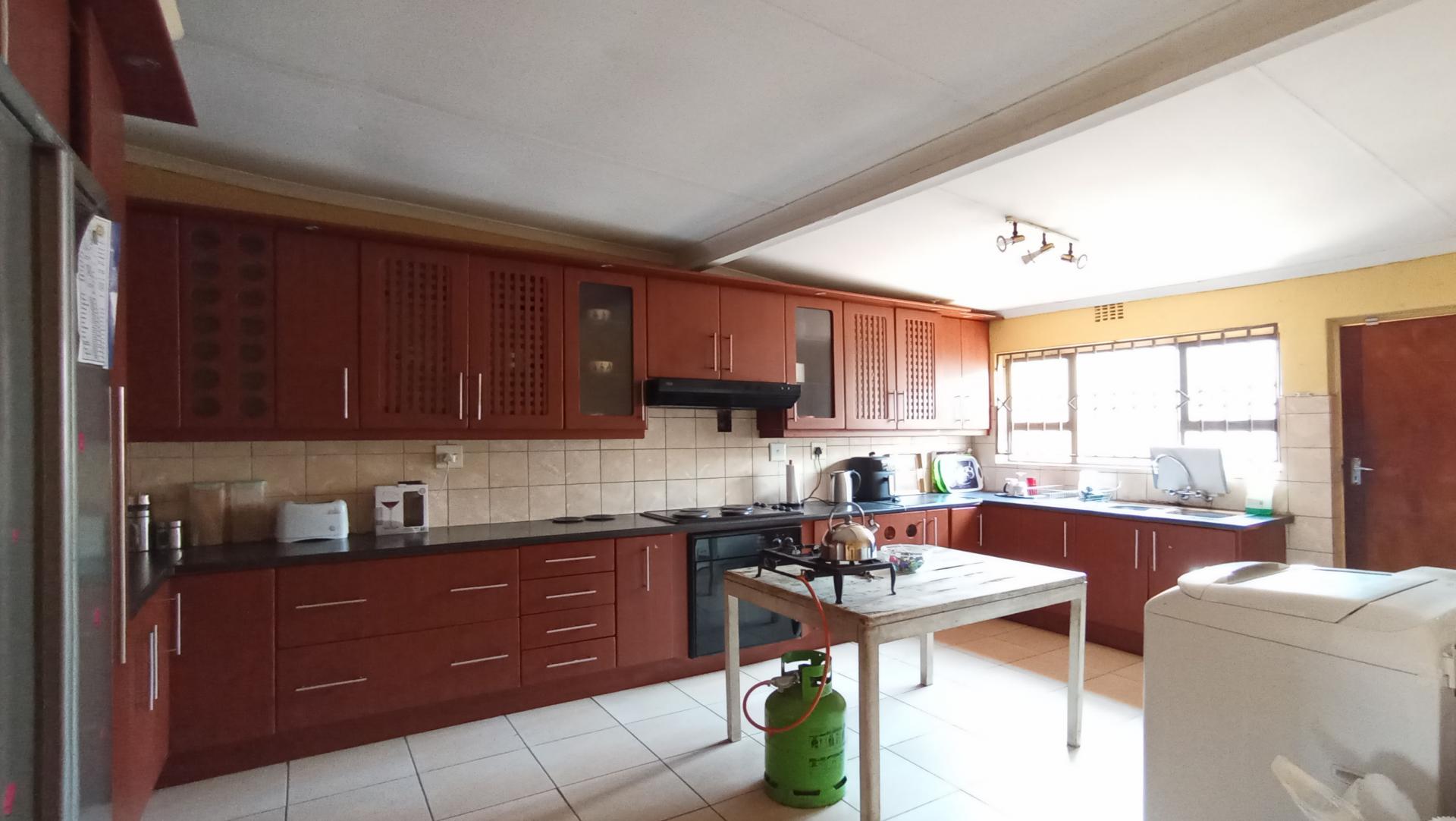Kitchen - 20 square meters of property in Lindhaven