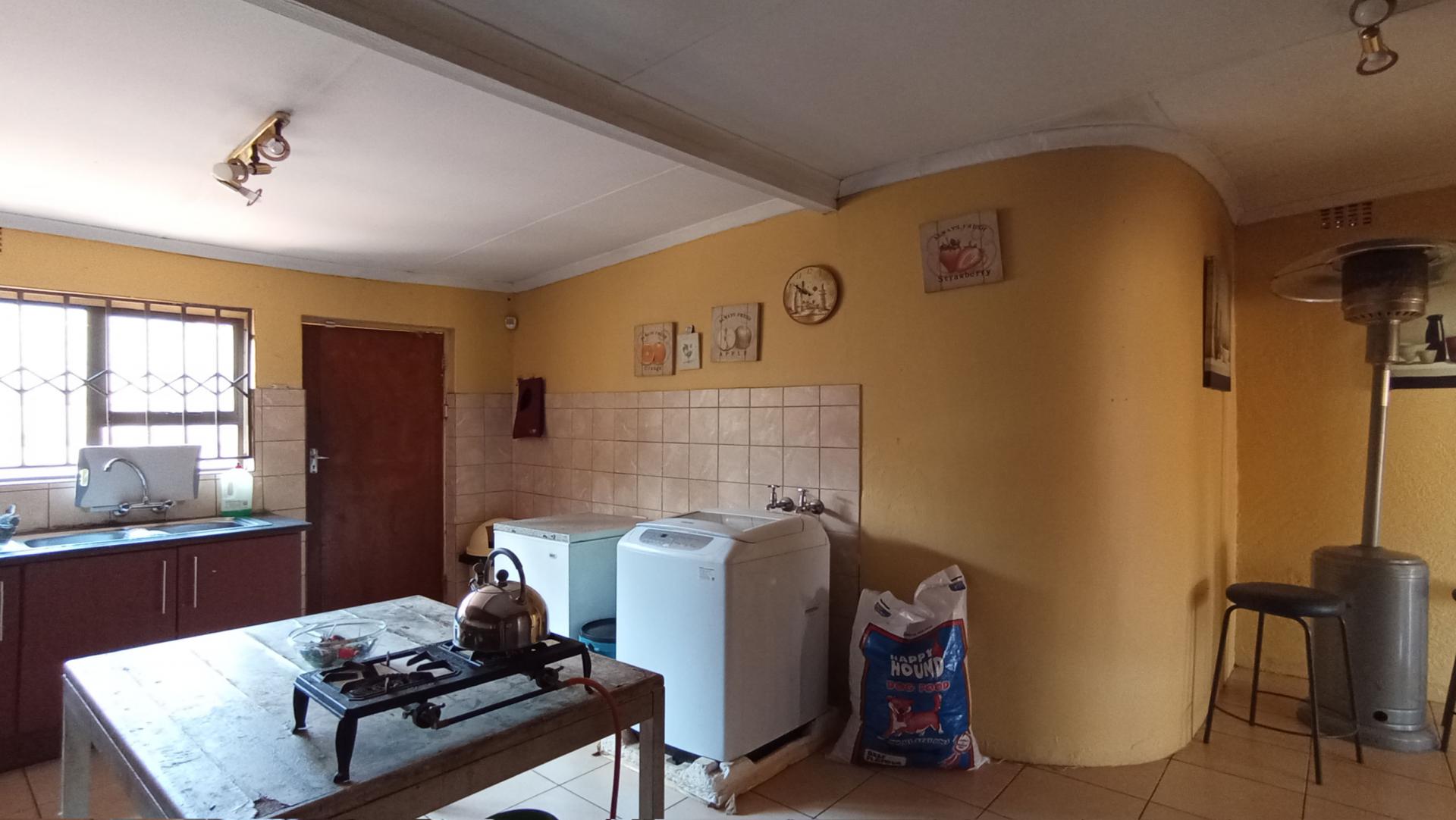 Kitchen - 20 square meters of property in Lindhaven