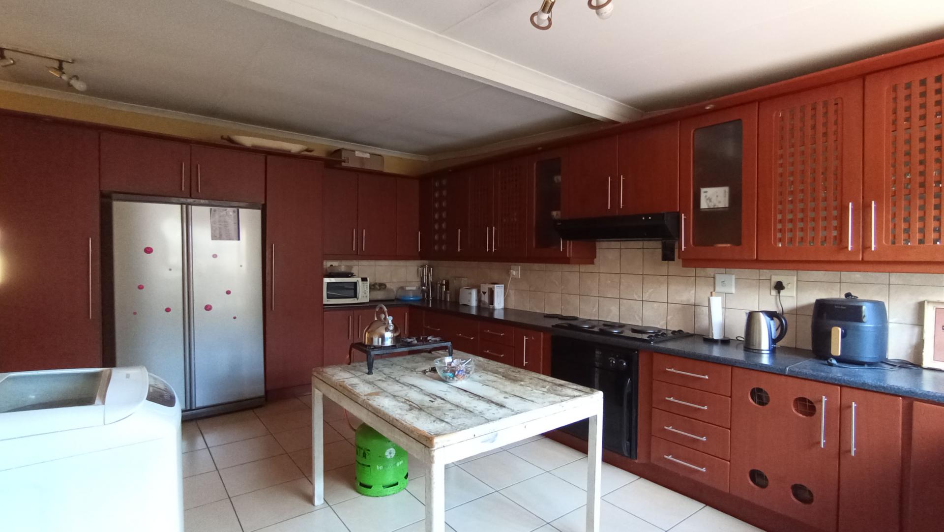 Kitchen - 20 square meters of property in Lindhaven