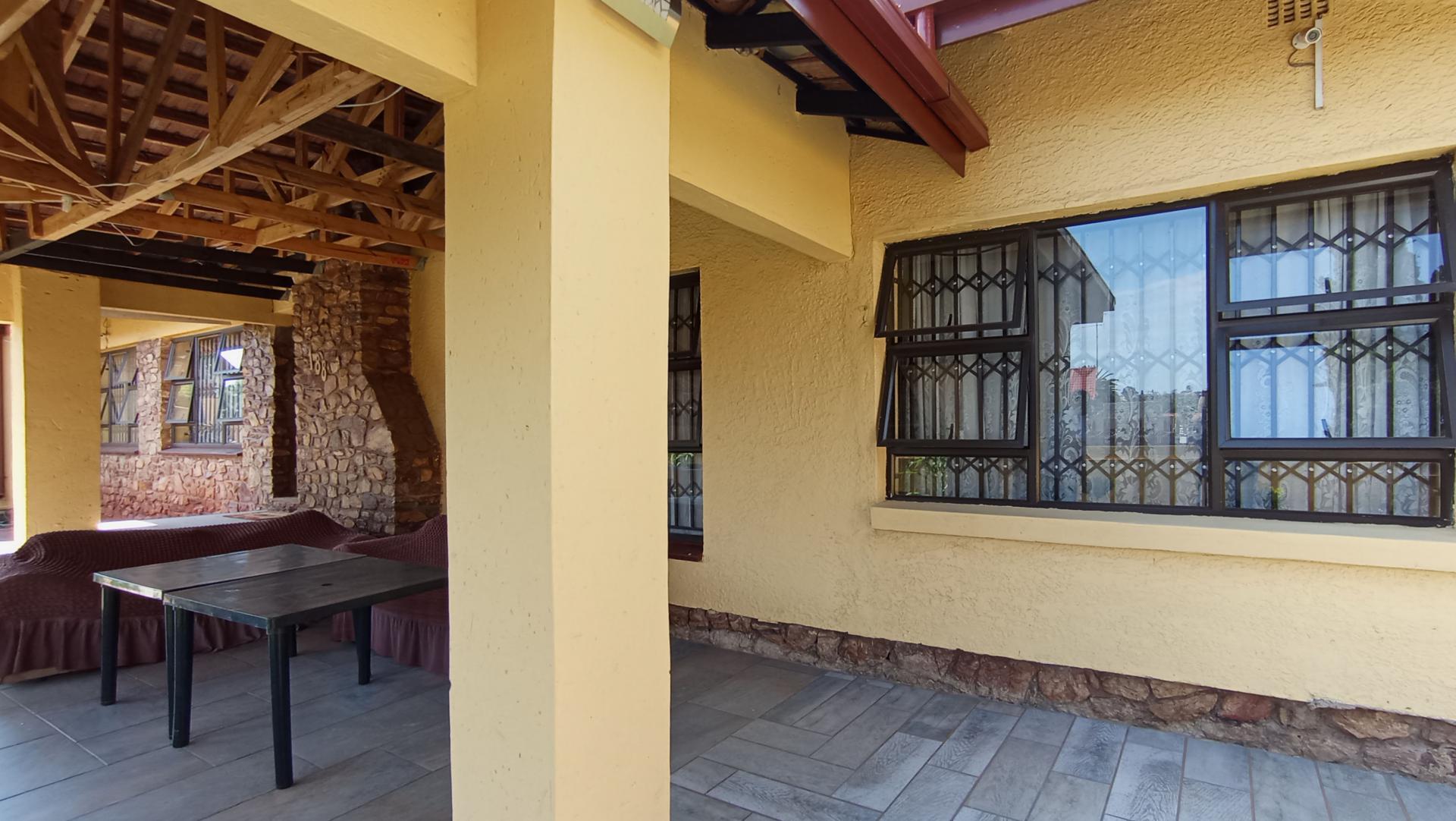 Patio - 30 square meters of property in Lindhaven