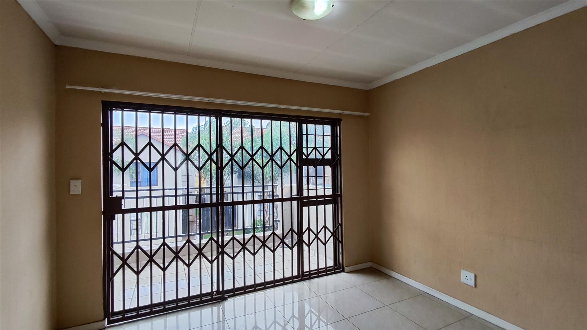 Lounges - 17 square meters of property in Brentwood Park AH