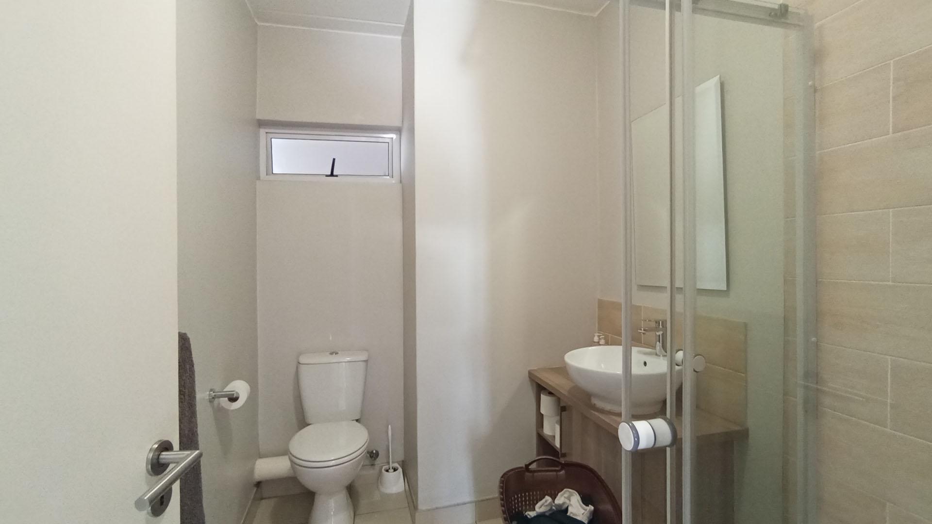 Bathroom 1 - 6 square meters of property in Blue Hills