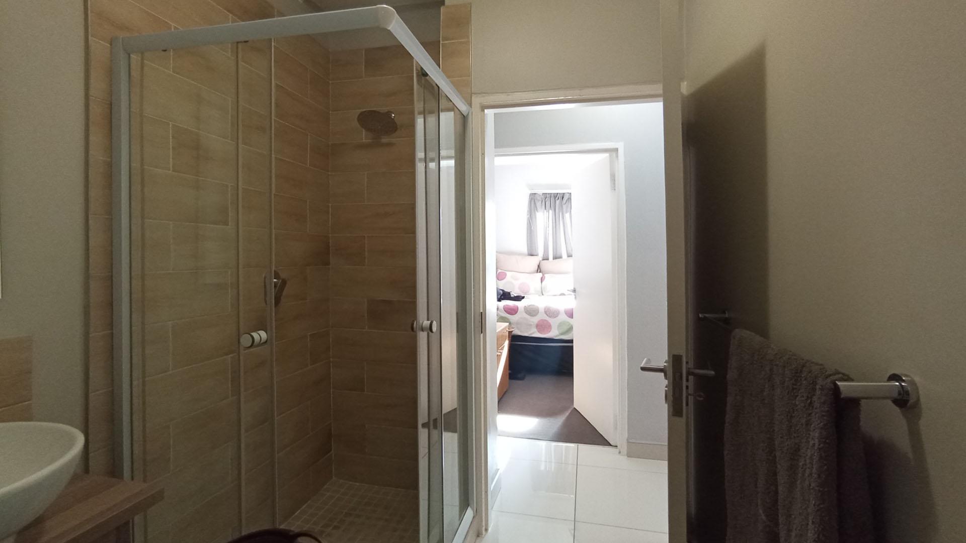 Bathroom 1 - 6 square meters of property in Blue Hills