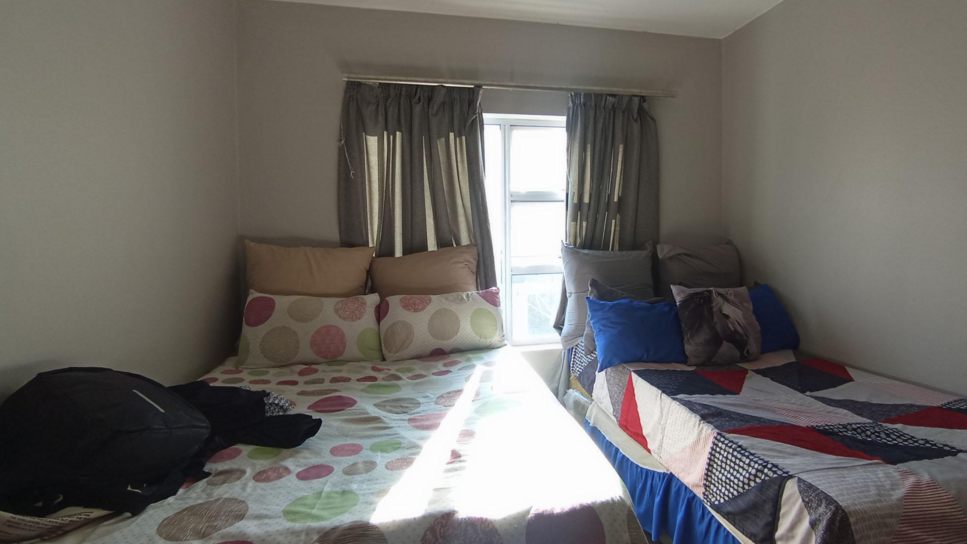 Bed Room 1 - 13 square meters of property in Blue Hills