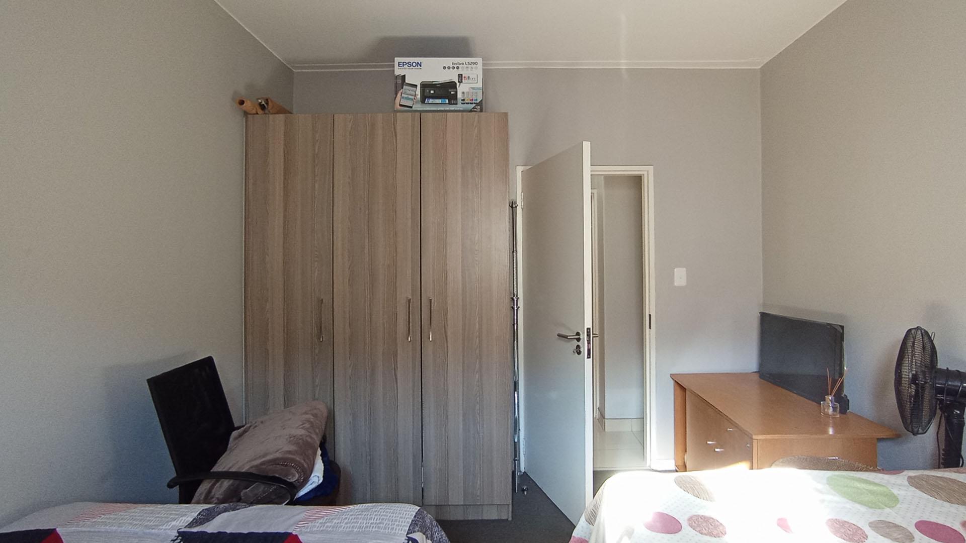 Bed Room 1 - 13 square meters of property in Blue Hills