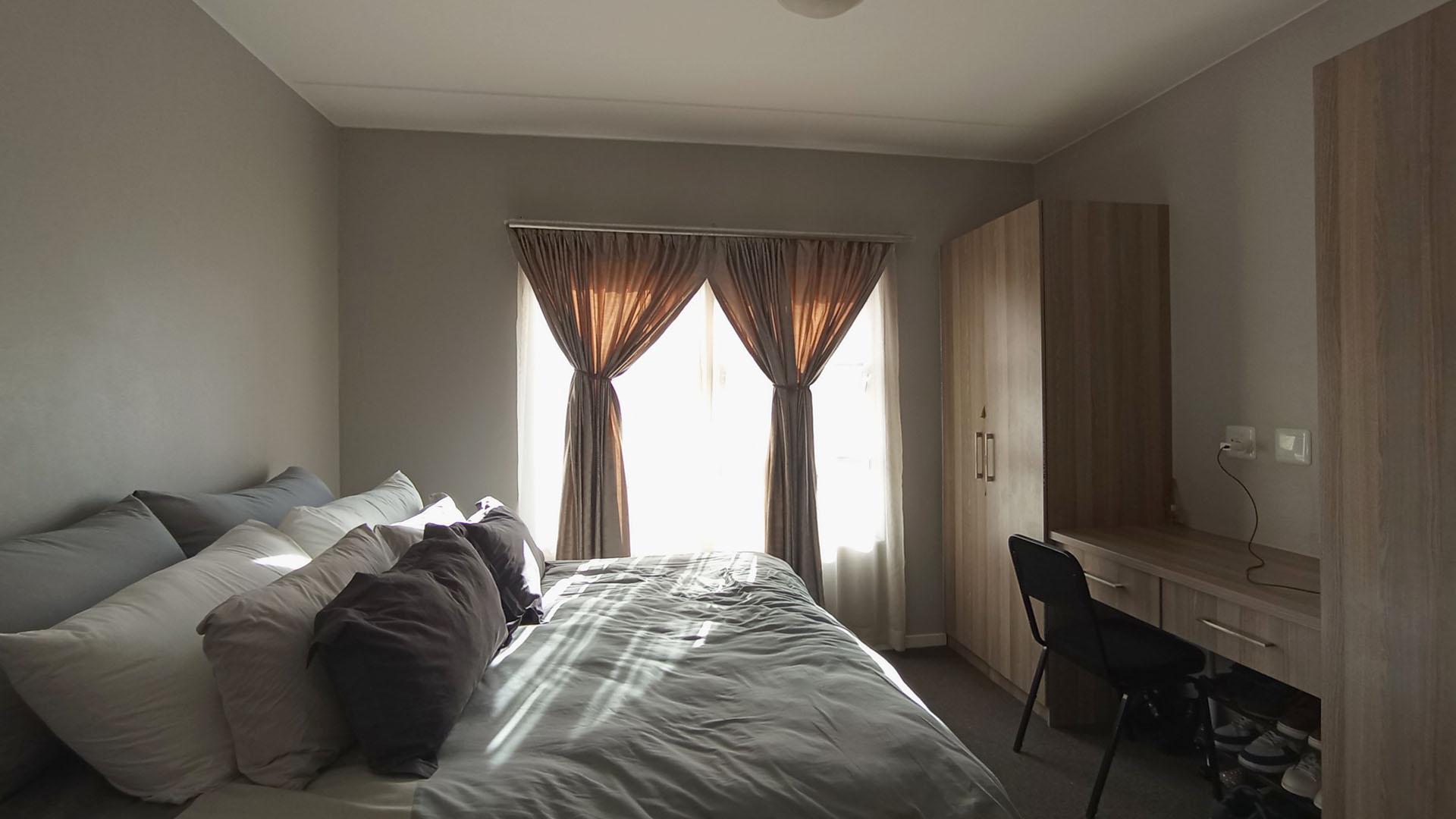 Main Bedroom - 21 square meters of property in Blue Hills