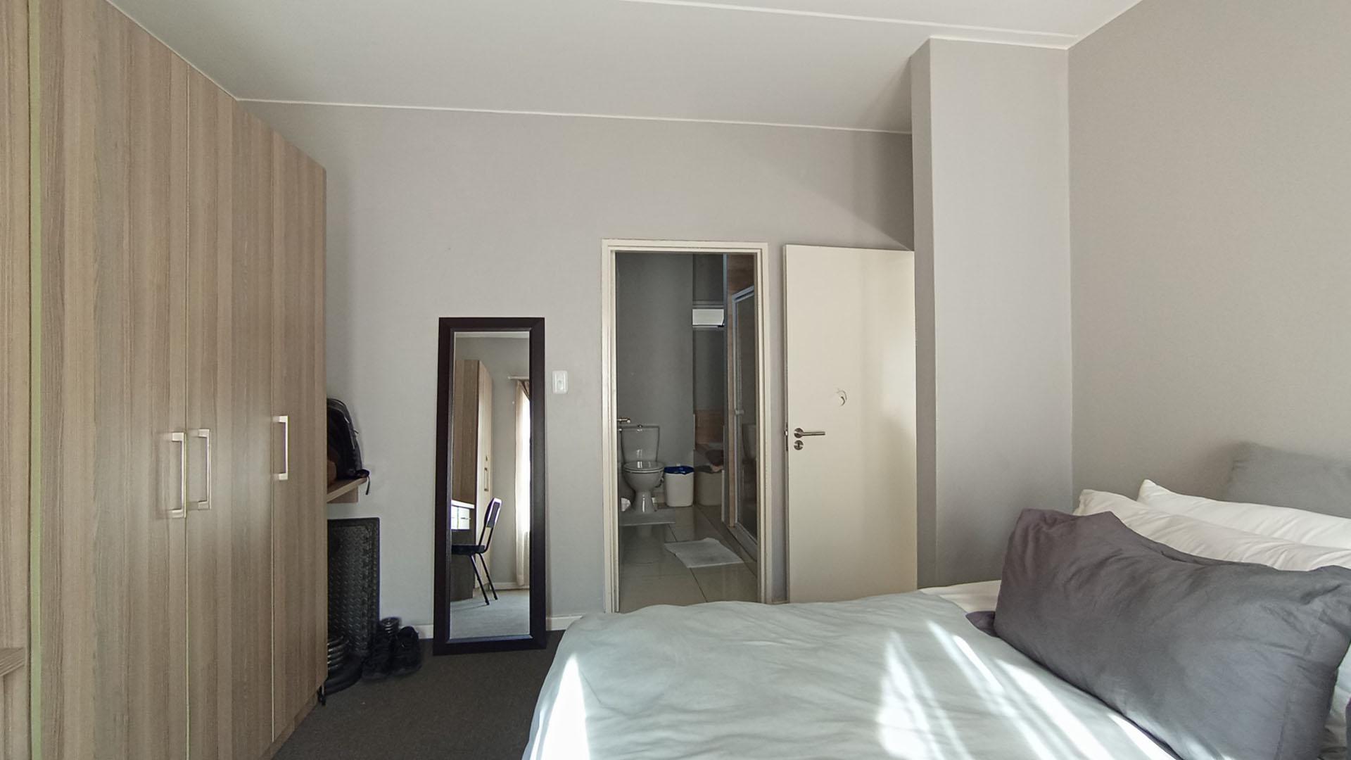 Main Bedroom - 21 square meters of property in Blue Hills