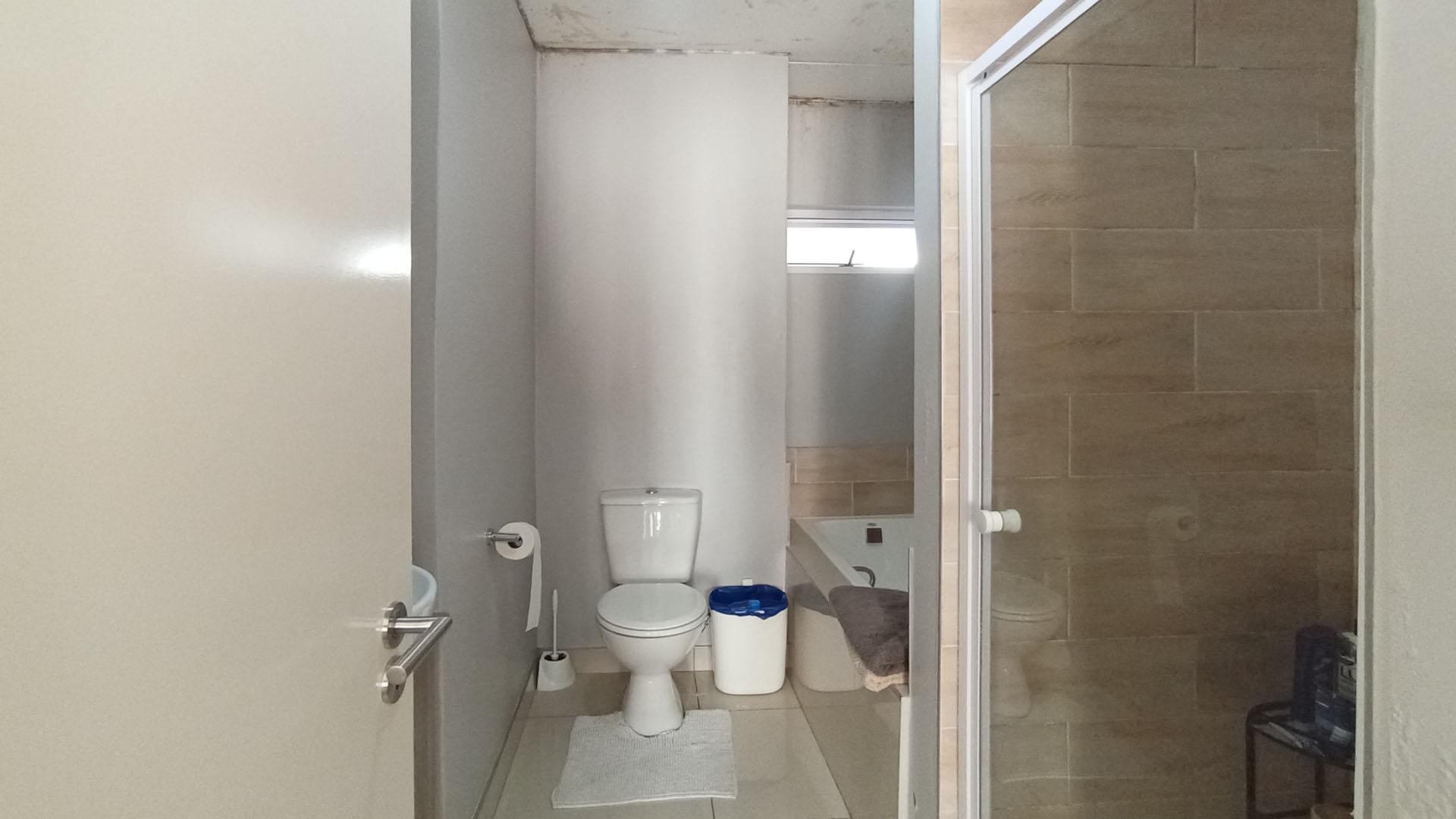 Main Bathroom - 8 square meters of property in Blue Hills