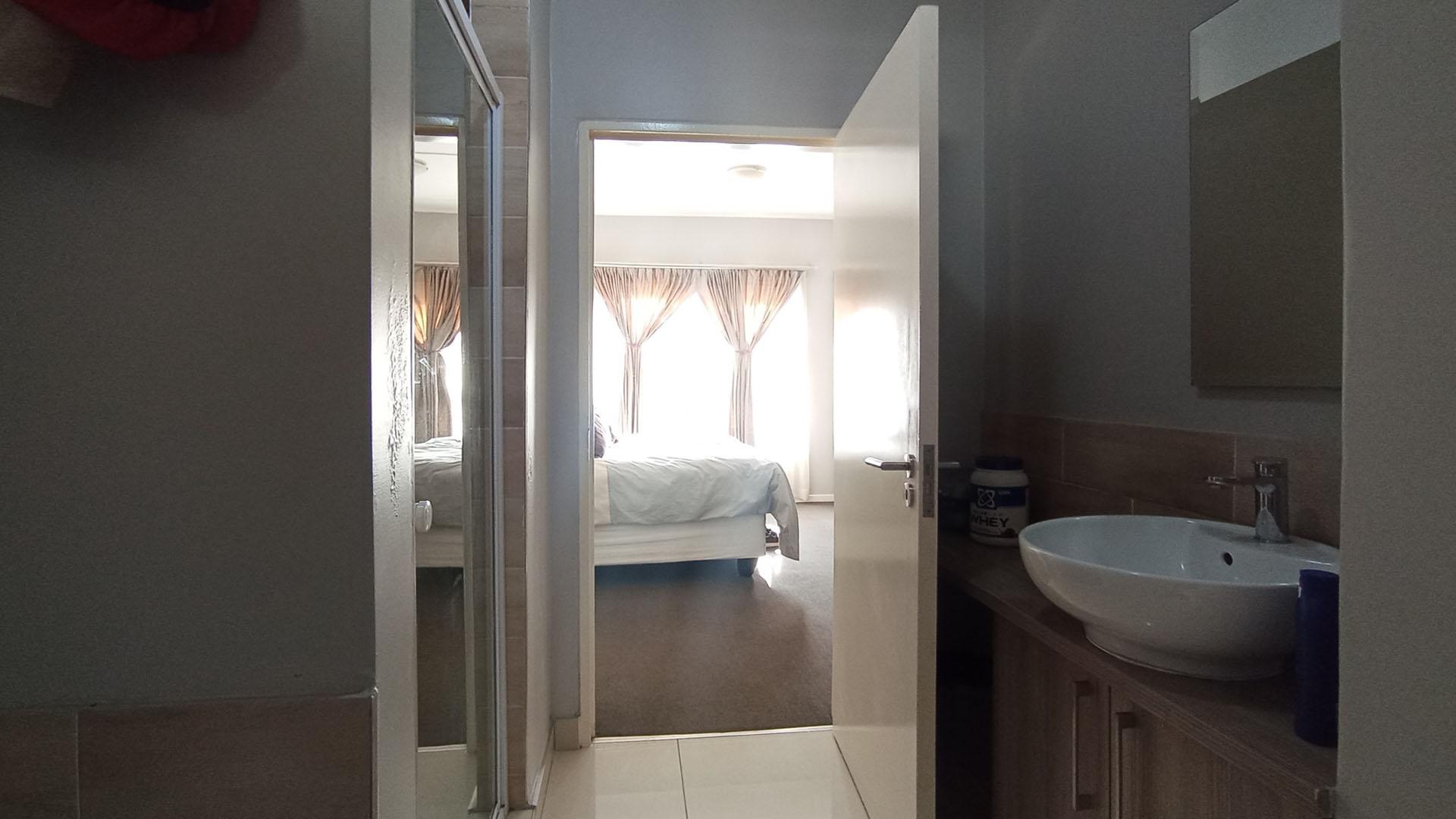 Main Bathroom - 8 square meters of property in Blue Hills
