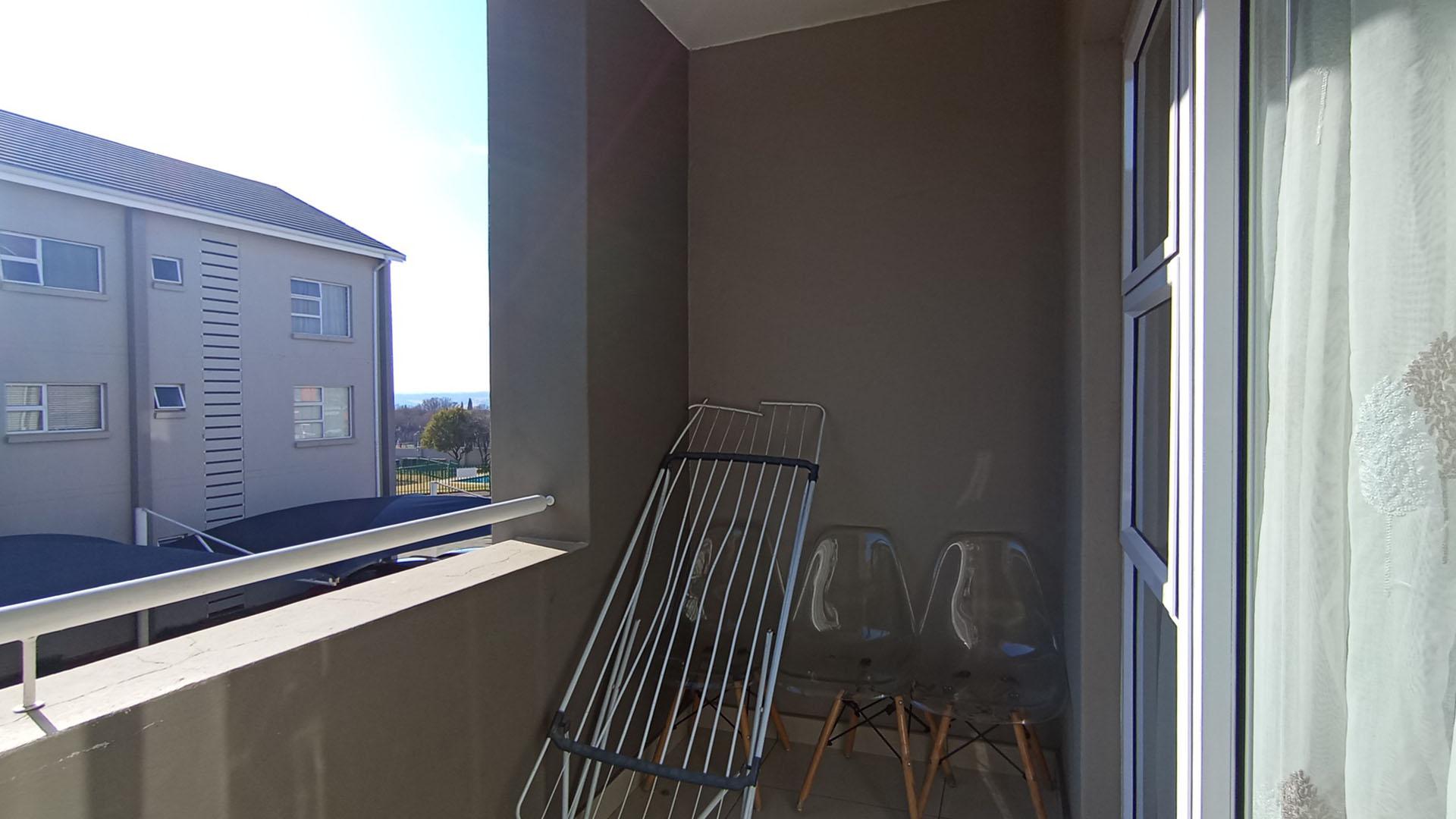 Balcony - 6 square meters of property in Blue Hills