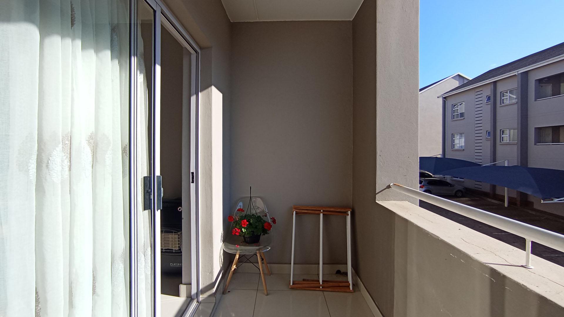 Balcony - 6 square meters of property in Blue Hills