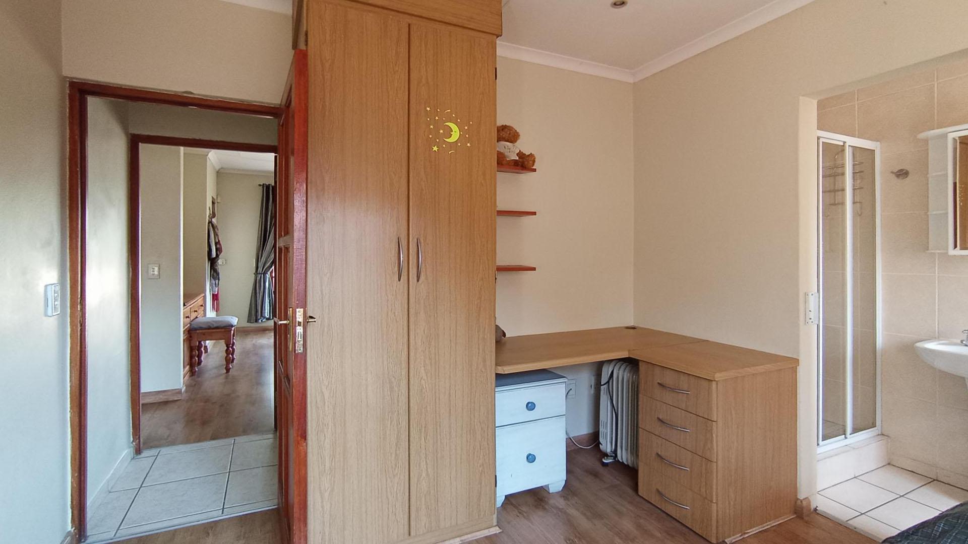 Bed Room 3 - 11 square meters of property in Witkoppen