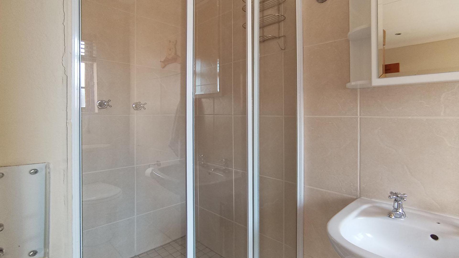 Bathroom 2 - 4 square meters of property in Witkoppen