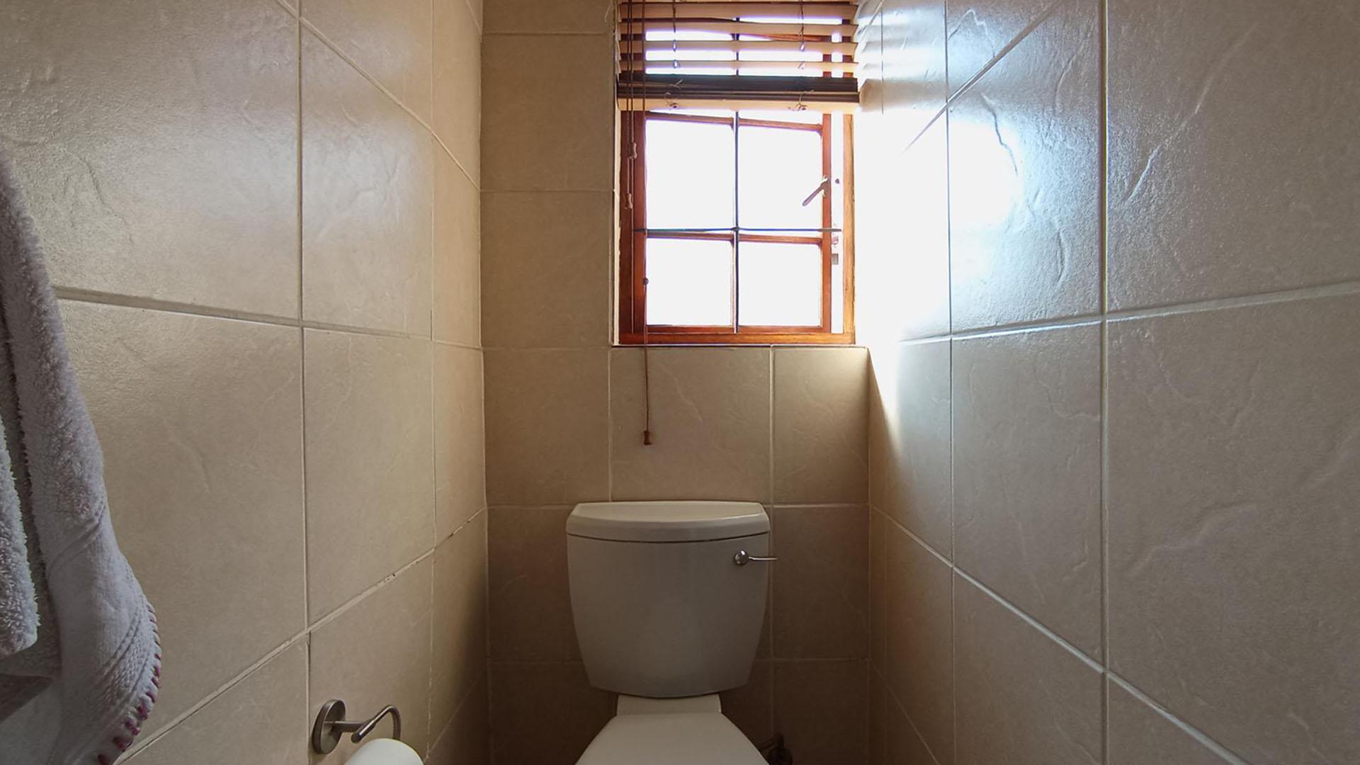 Bathroom 2 - 4 square meters of property in Witkoppen