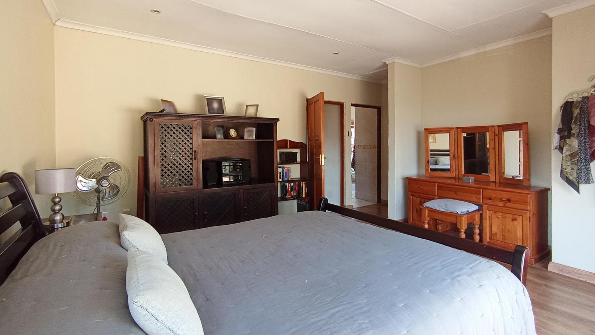Main Bedroom - 31 square meters of property in Witkoppen