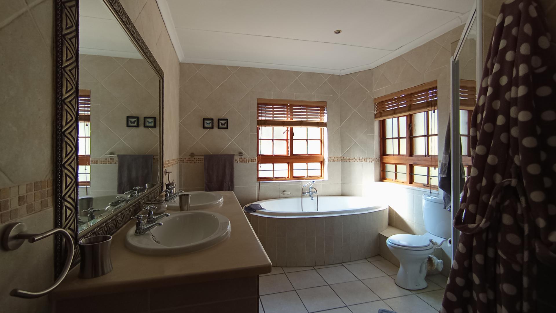 Main Bathroom - 11 square meters of property in Witkoppen