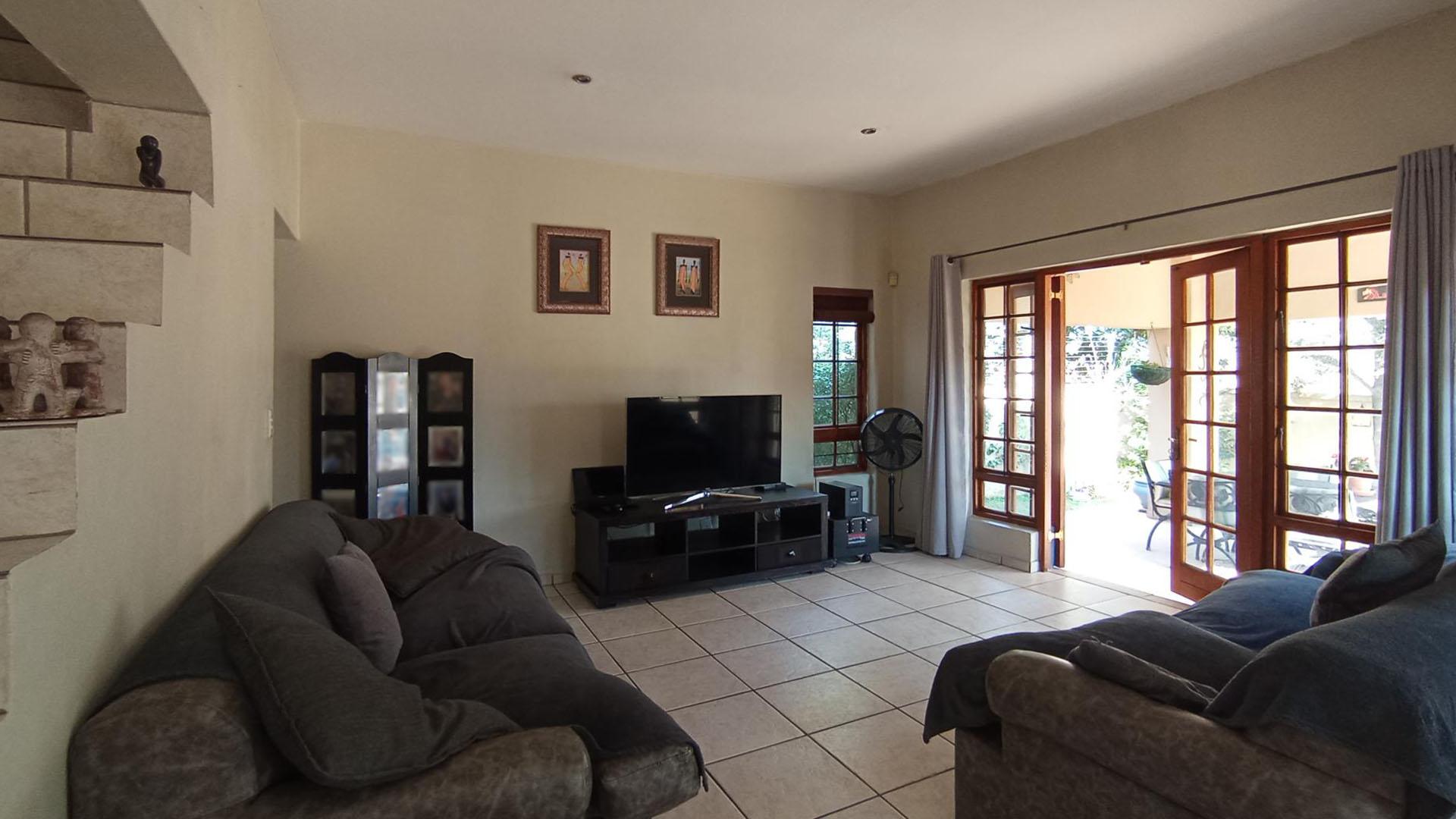Lounges - 21 square meters of property in Witkoppen
