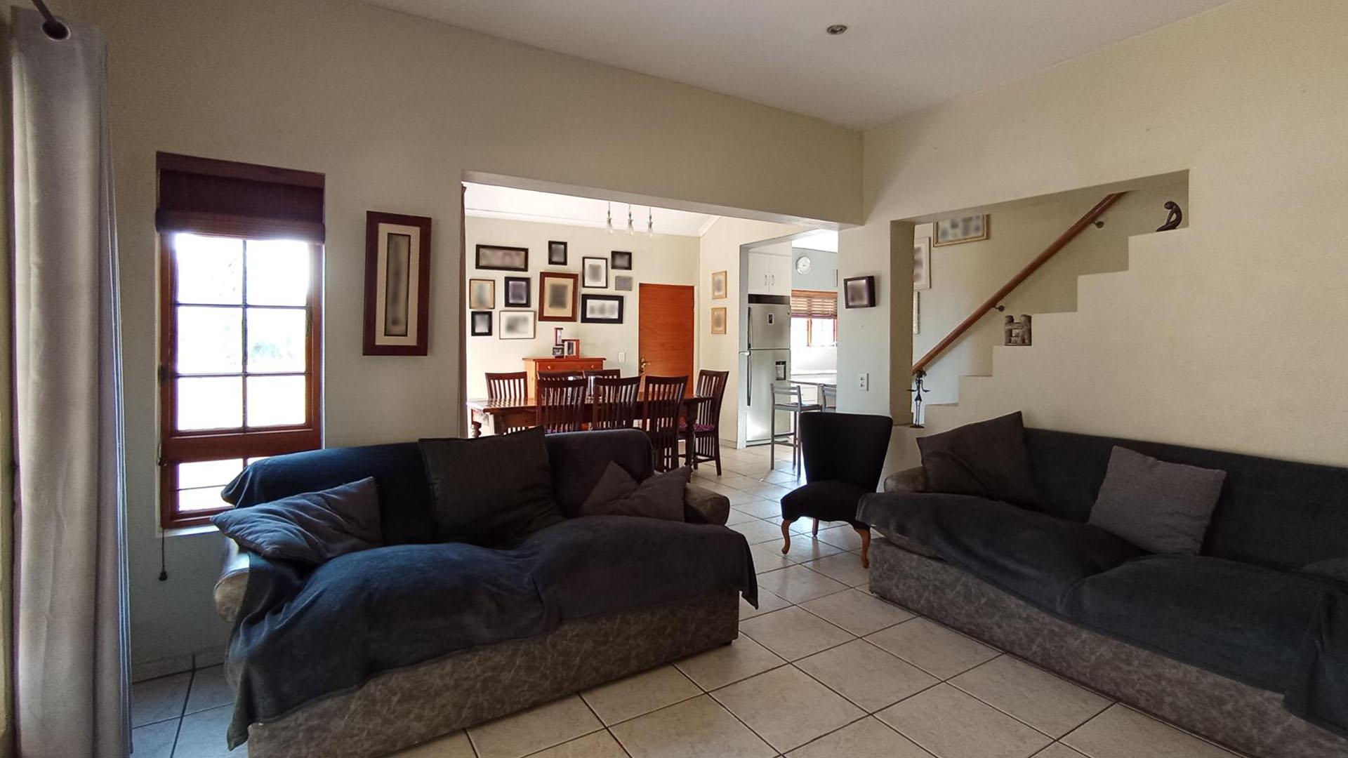 Lounges - 21 square meters of property in Witkoppen