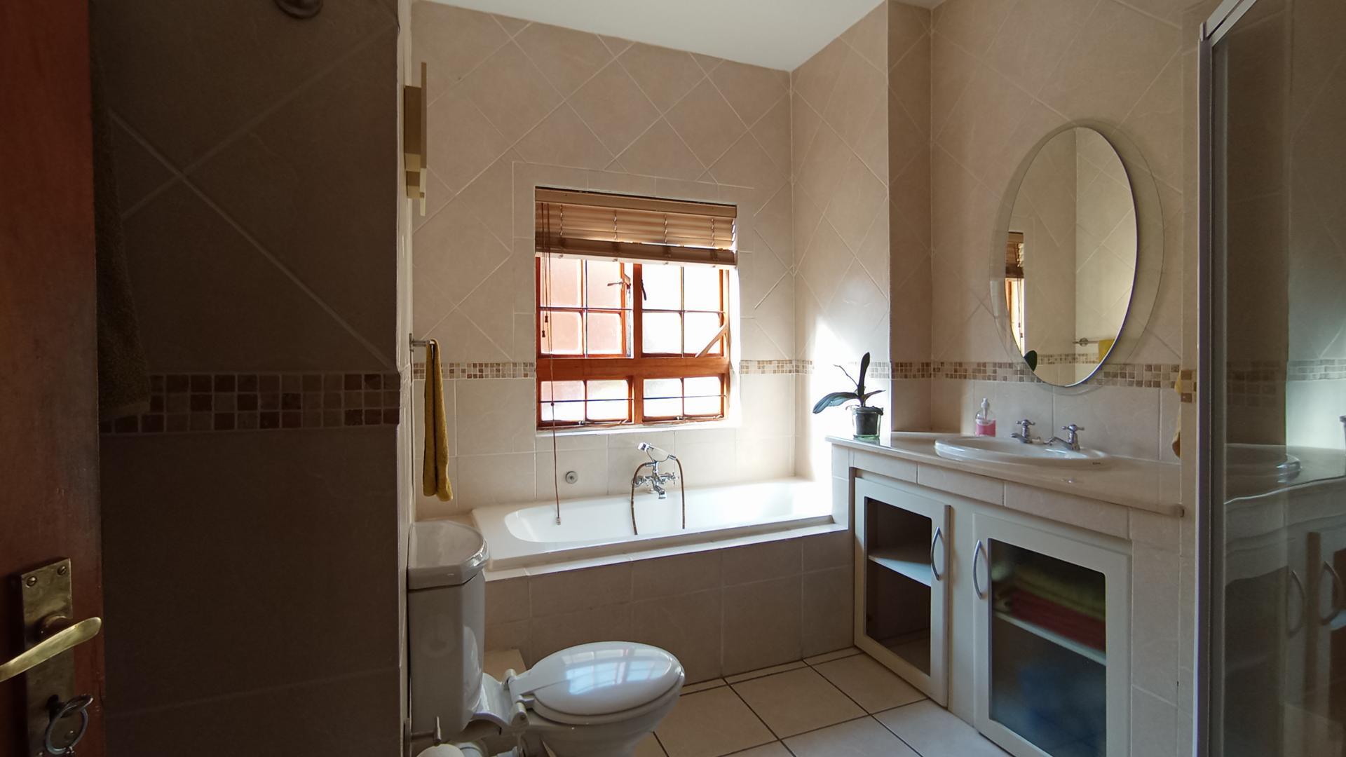 Bathroom 1 - 8 square meters of property in Witkoppen