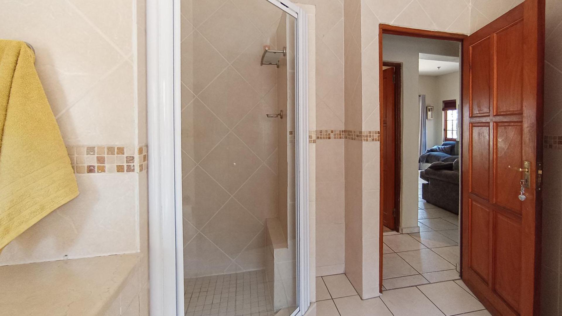 Bathroom 1 - 8 square meters of property in Witkoppen