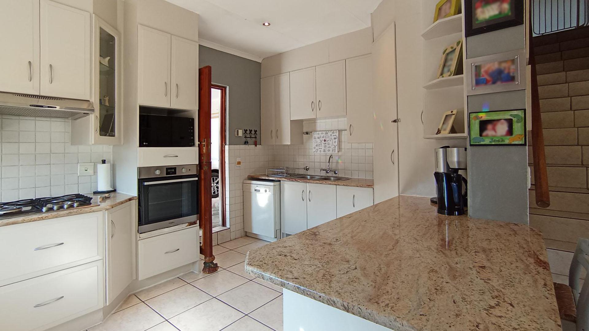 Kitchen - 15 square meters of property in Witkoppen