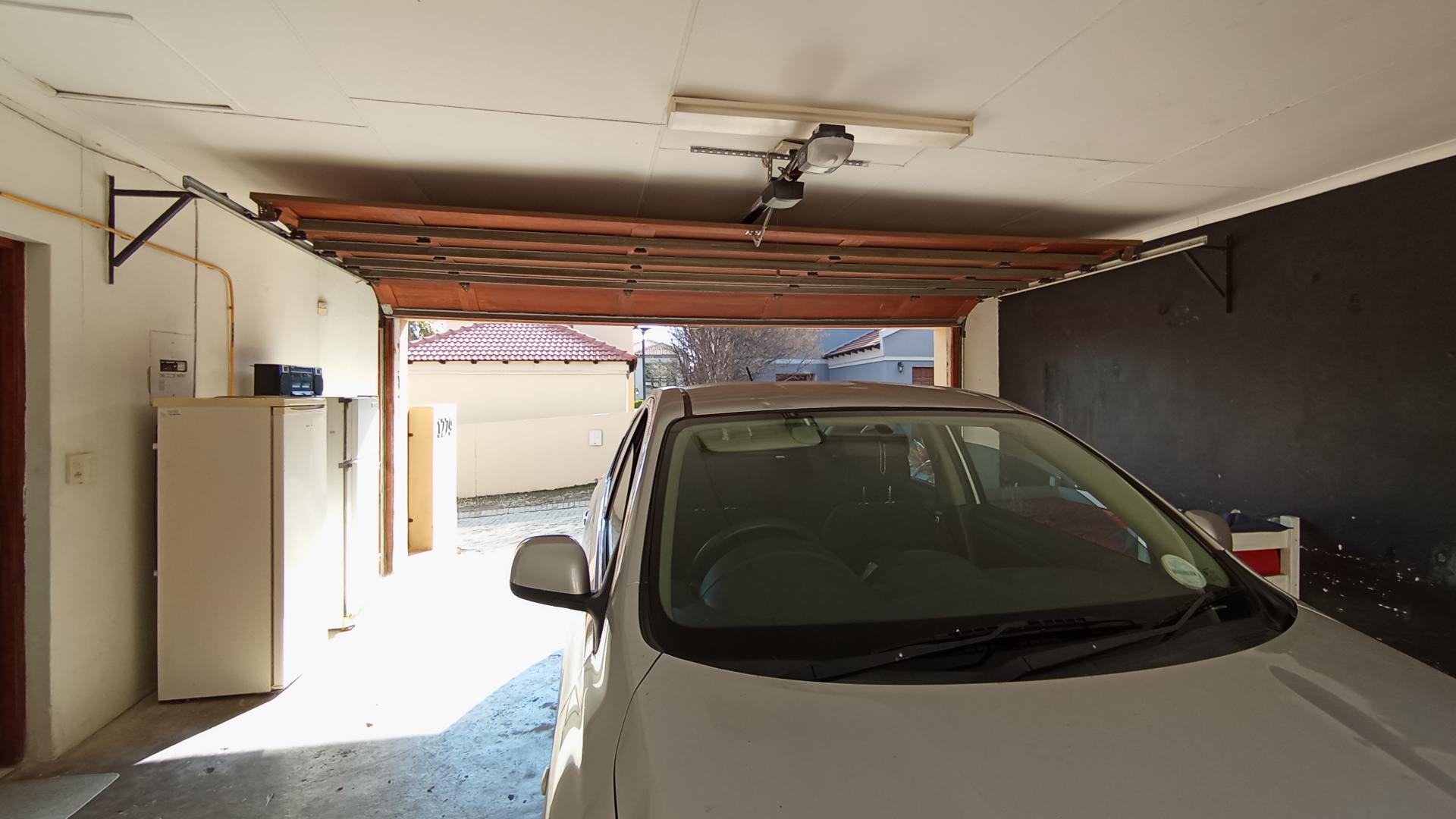 Garage - 38 square meters of property in Witkoppen