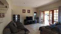 Lounges - 21 square meters of property in Witkoppen