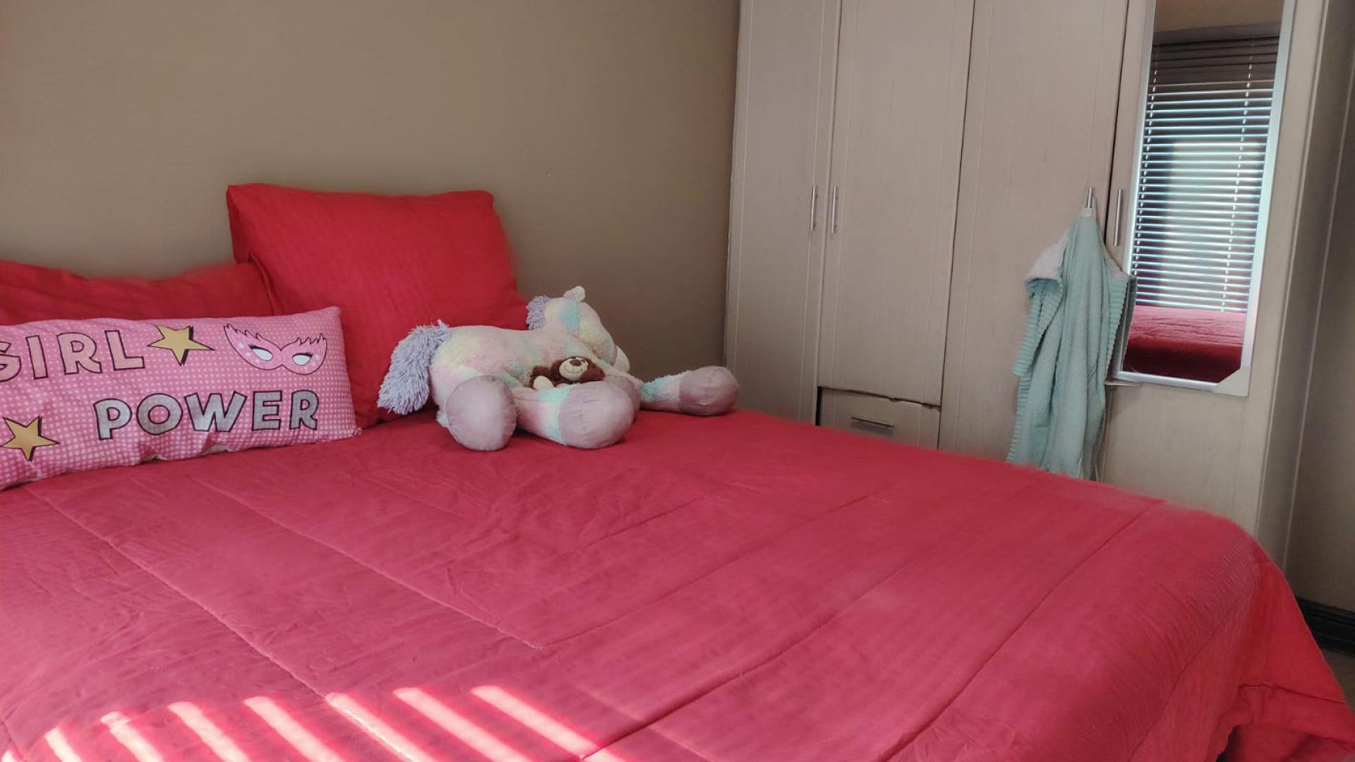 Bed Room 1 of property in Bloemfontein