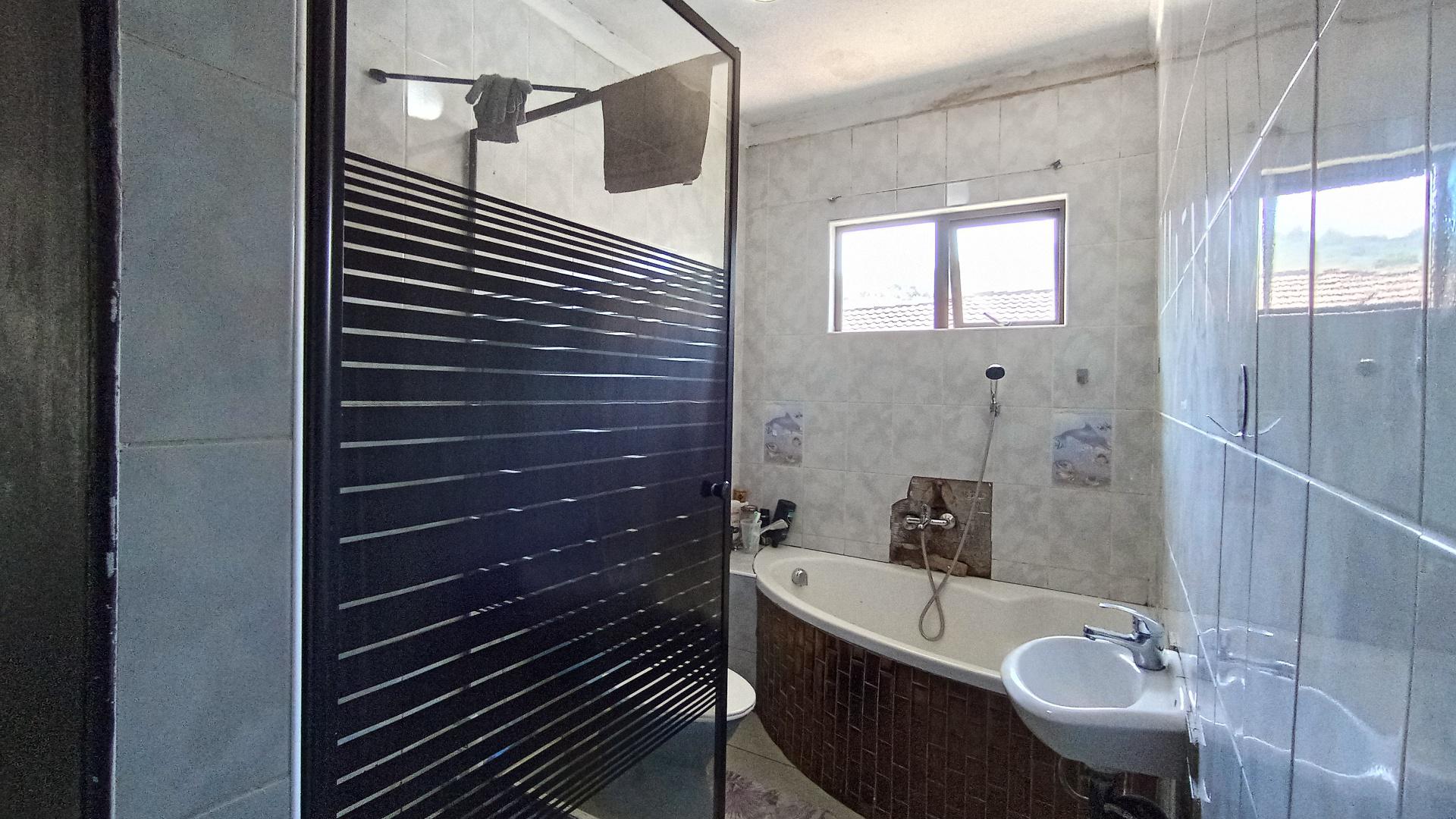 Main Bathroom - 6 square meters of property in Newlands East
