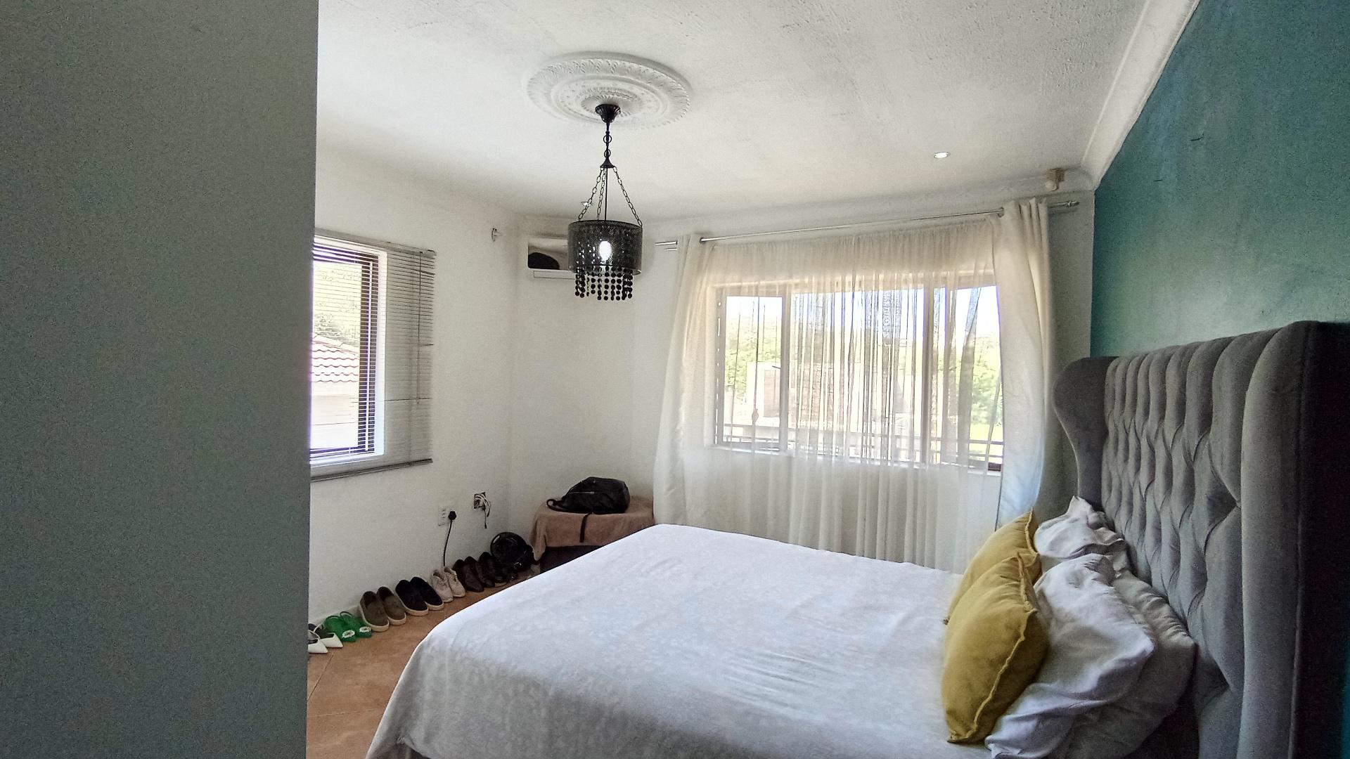 Main Bedroom - 17 square meters of property in Newlands East