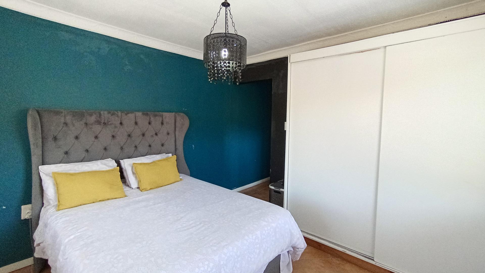 Main Bedroom - 17 square meters of property in Newlands East