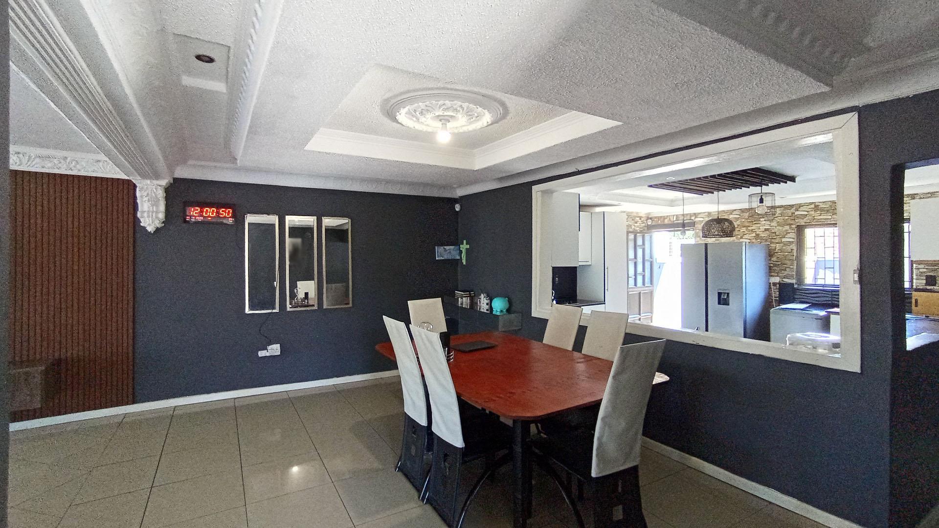 Dining Room - 20 square meters of property in Newlands East