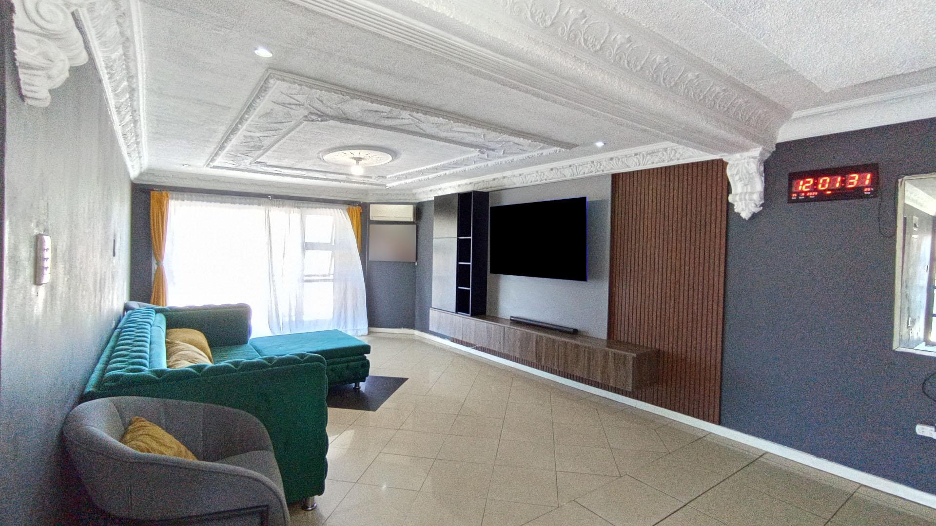 Lounges - 26 square meters of property in Newlands East