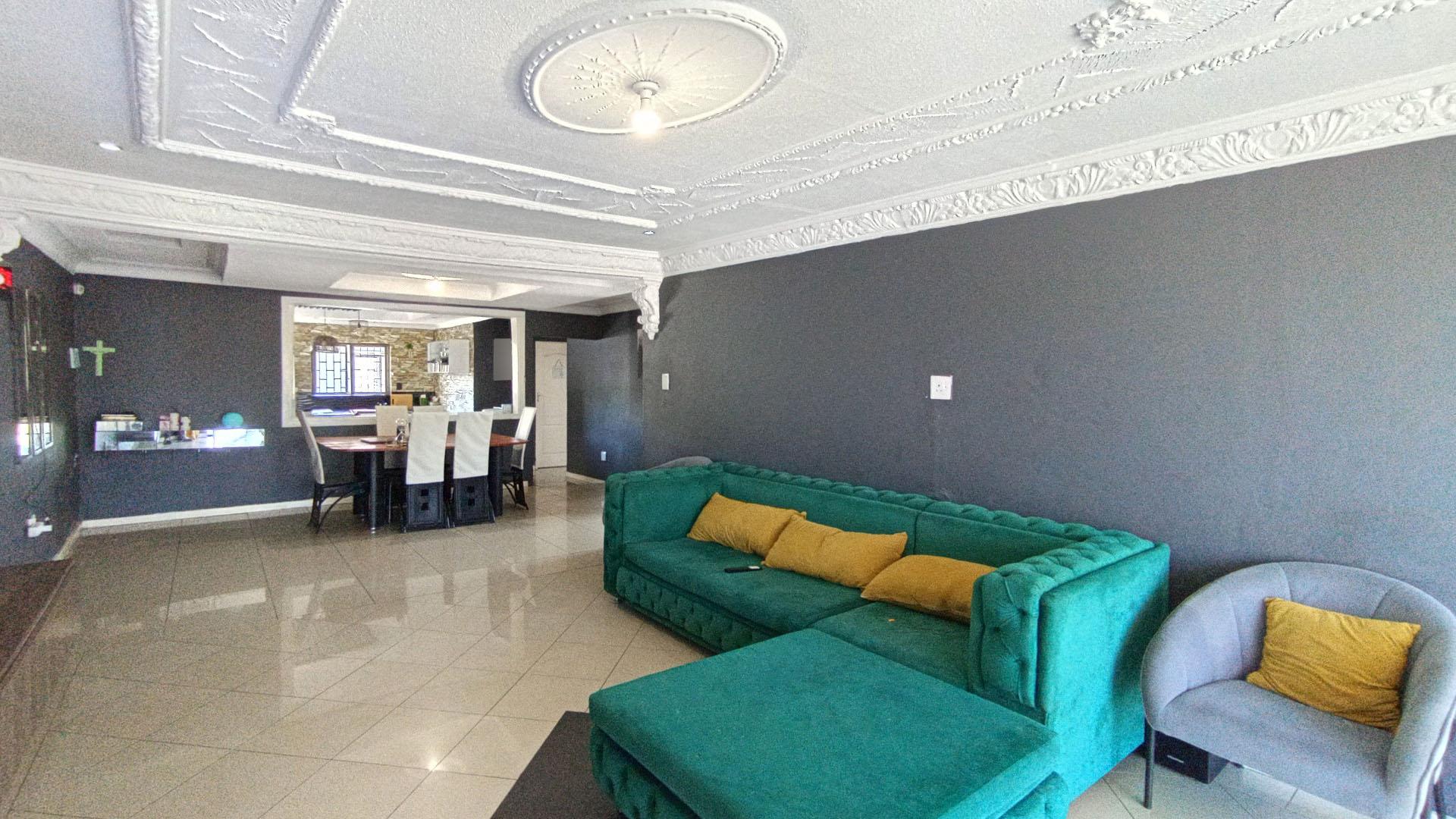 Lounges - 26 square meters of property in Newlands East