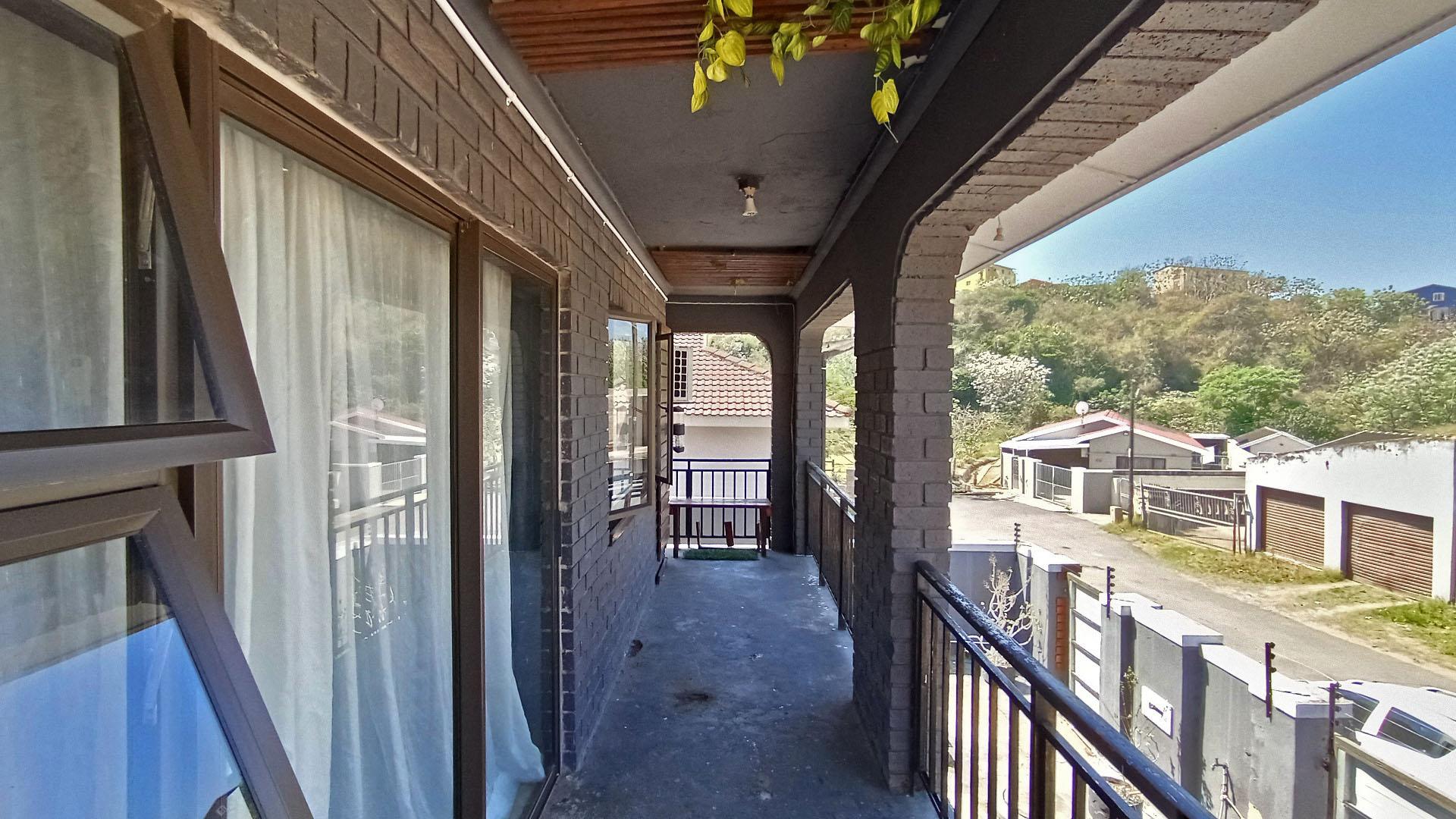 Balcony - 12 square meters of property in Newlands East