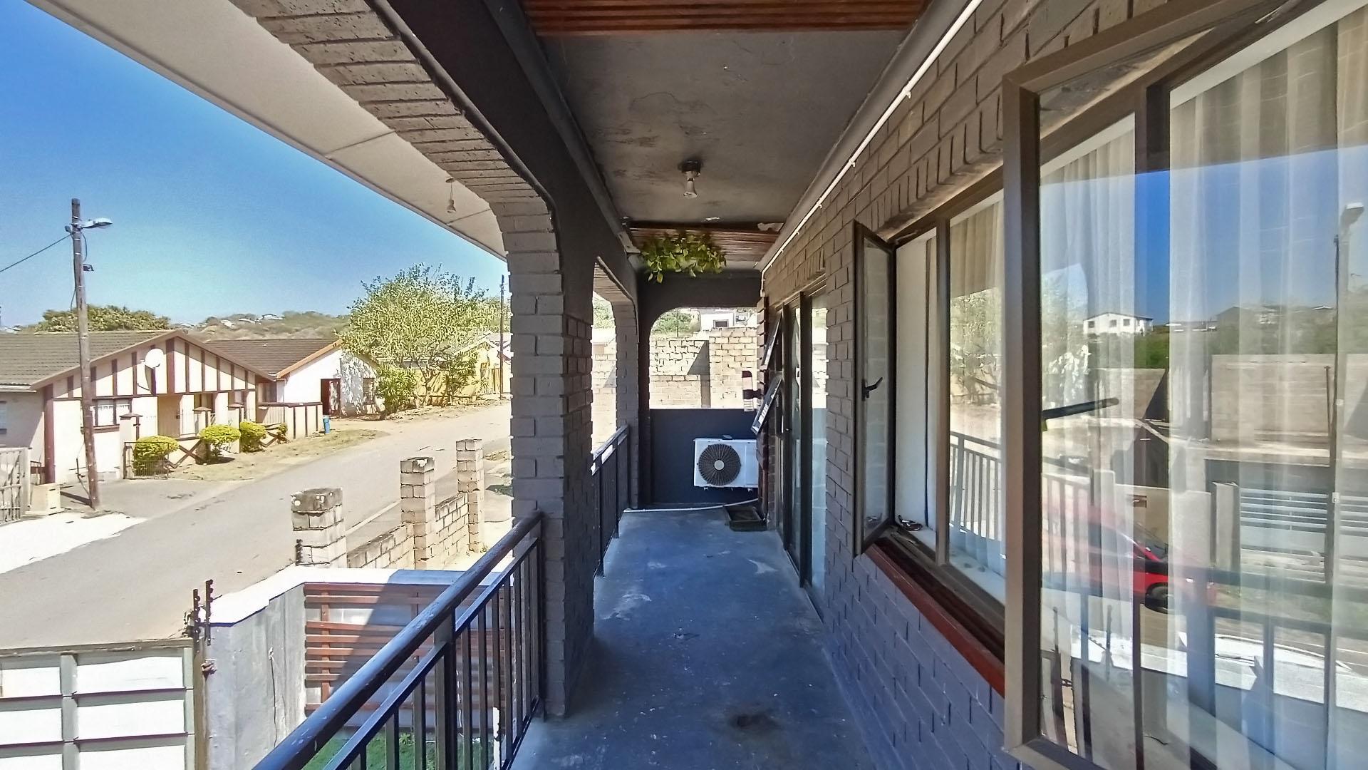 Balcony - 12 square meters of property in Newlands East