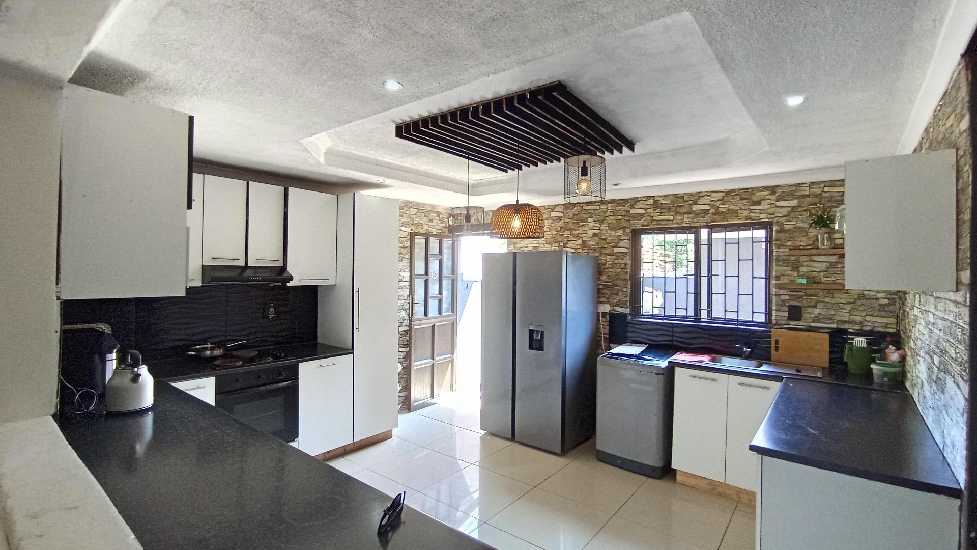 Kitchen - 19 square meters of property in Newlands East