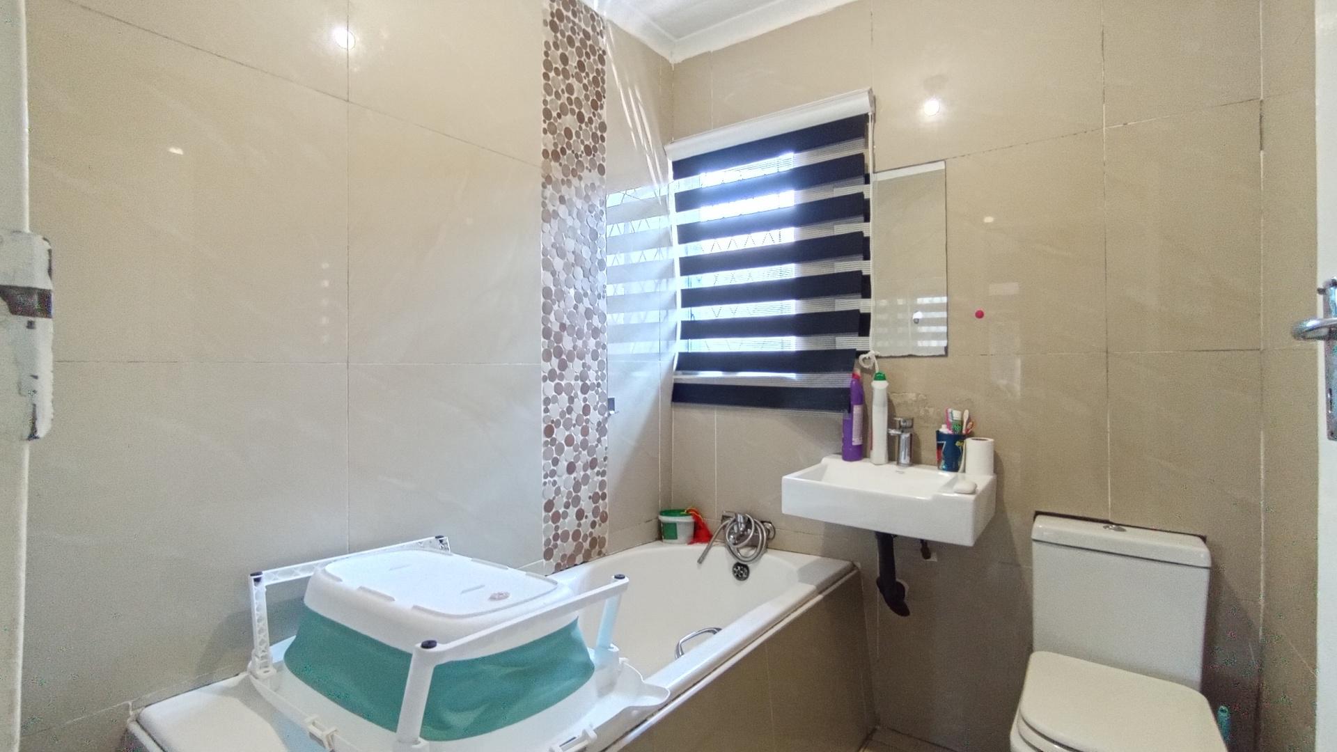 Bathroom 1 - 8 square meters of property in Newlands East