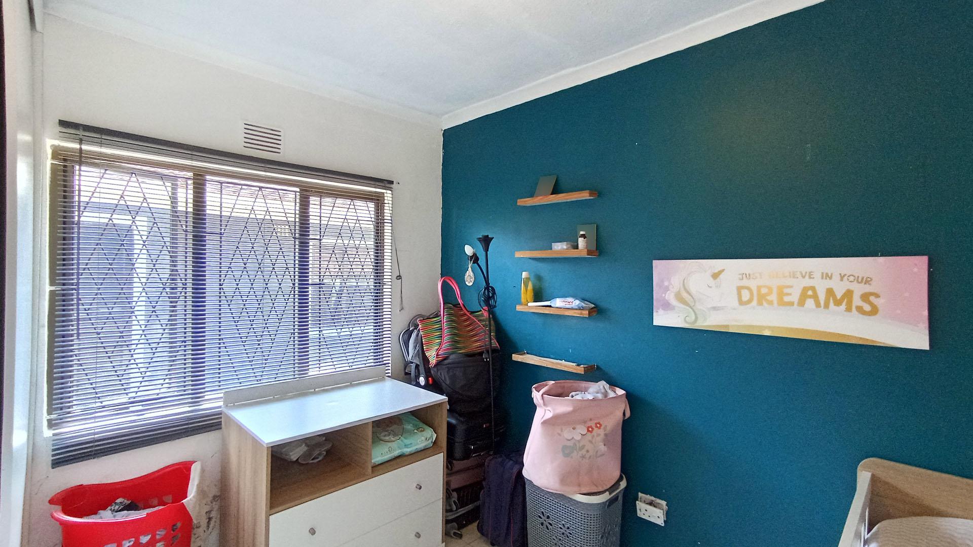 Bed Room 1 - 8 square meters of property in Newlands East