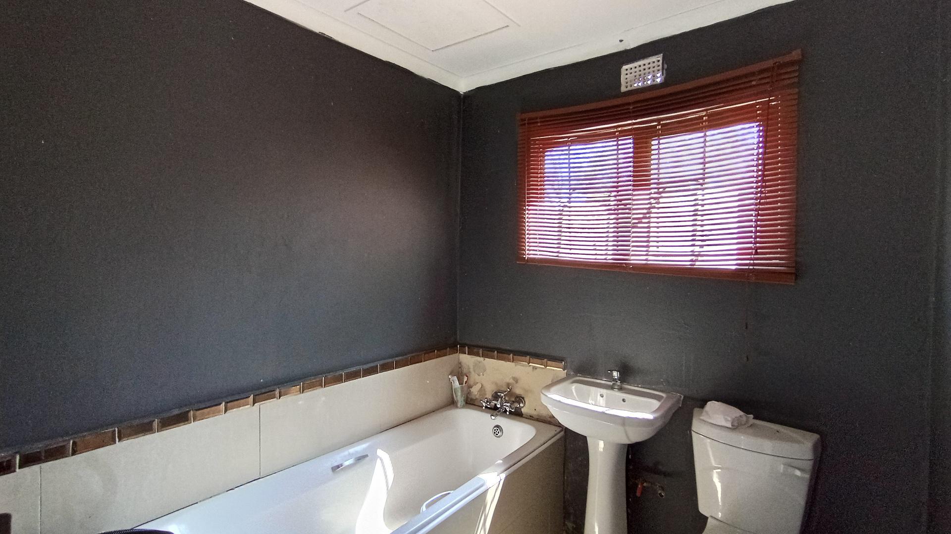 Bathroom 1 - 8 square meters of property in Newlands East