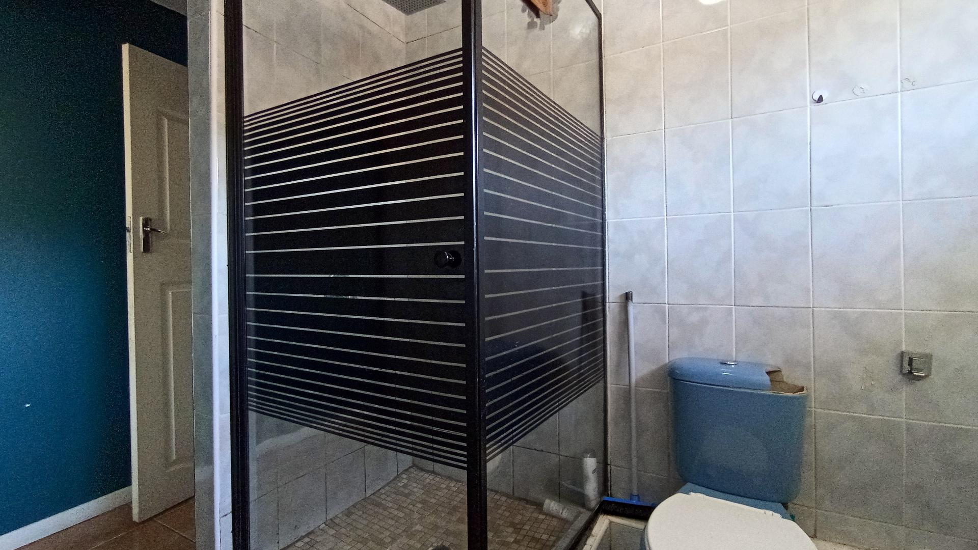Main Bathroom - 6 square meters of property in Newlands East