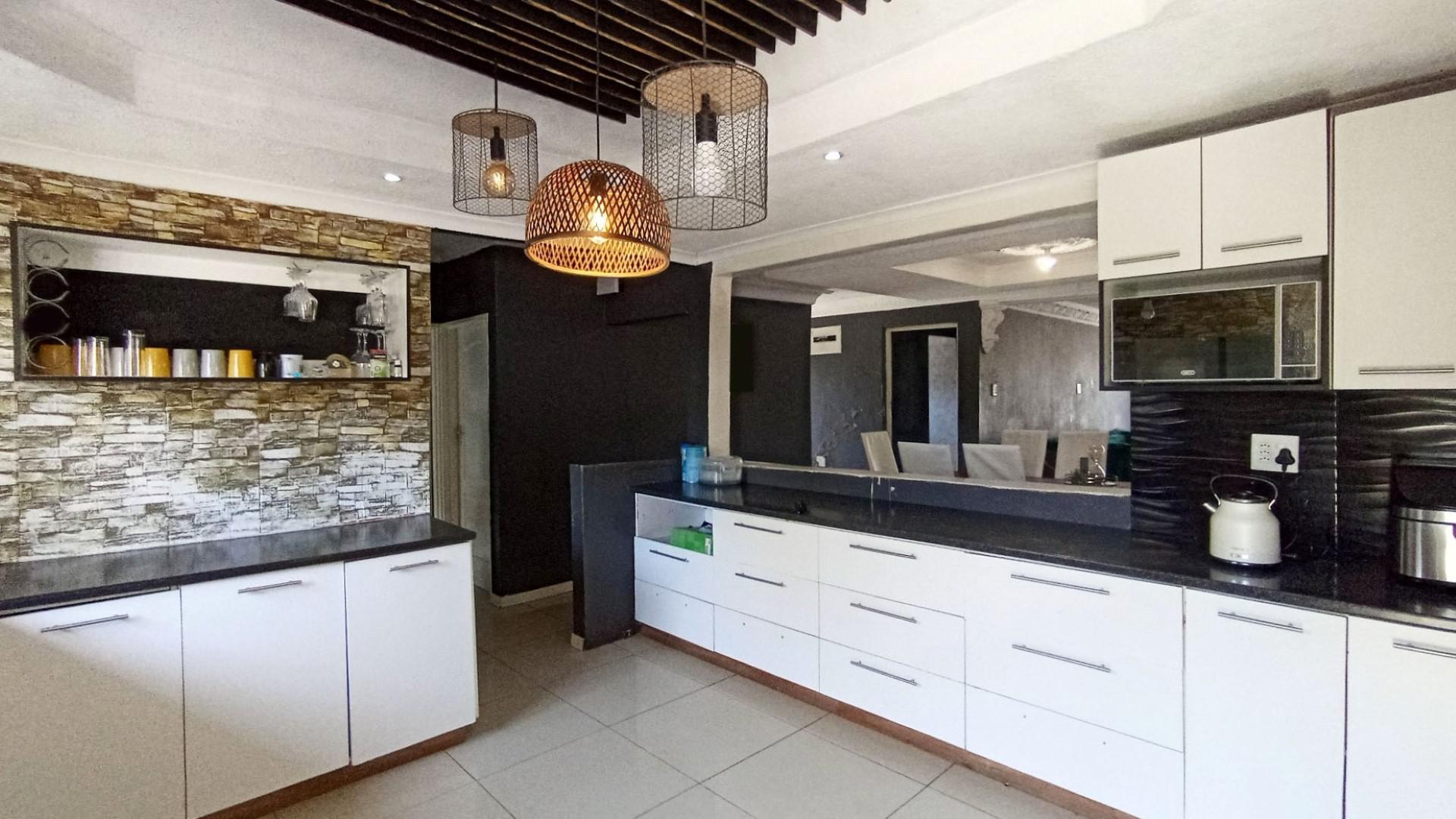 Kitchen - 19 square meters of property in Newlands East