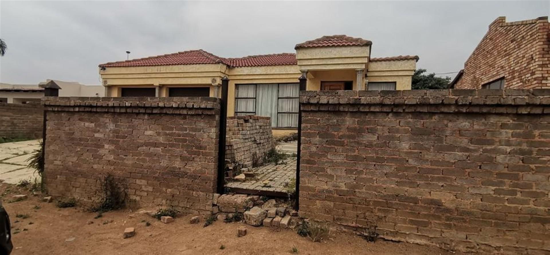 Front View of property in Lethlabile