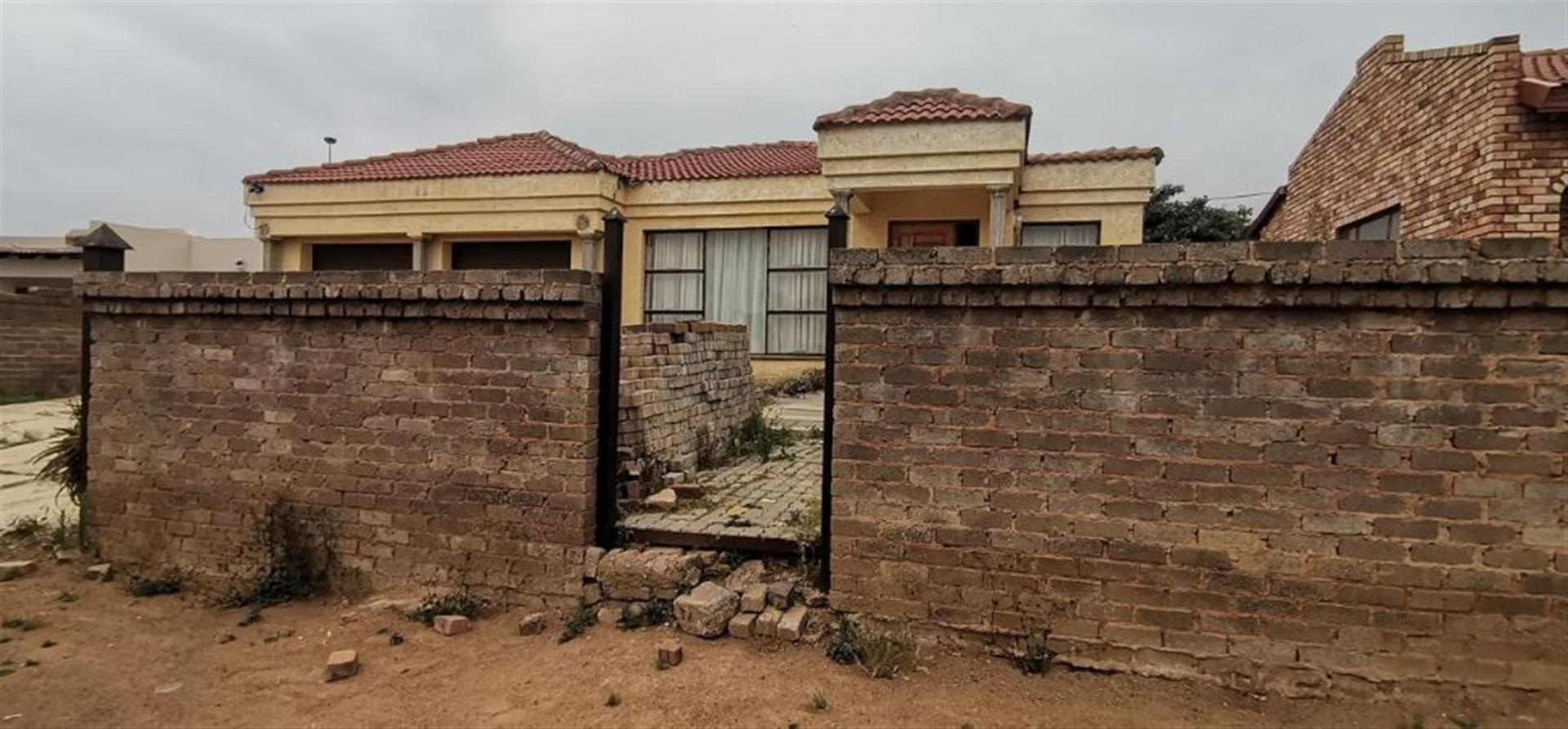 Front View of property in Lethlabile