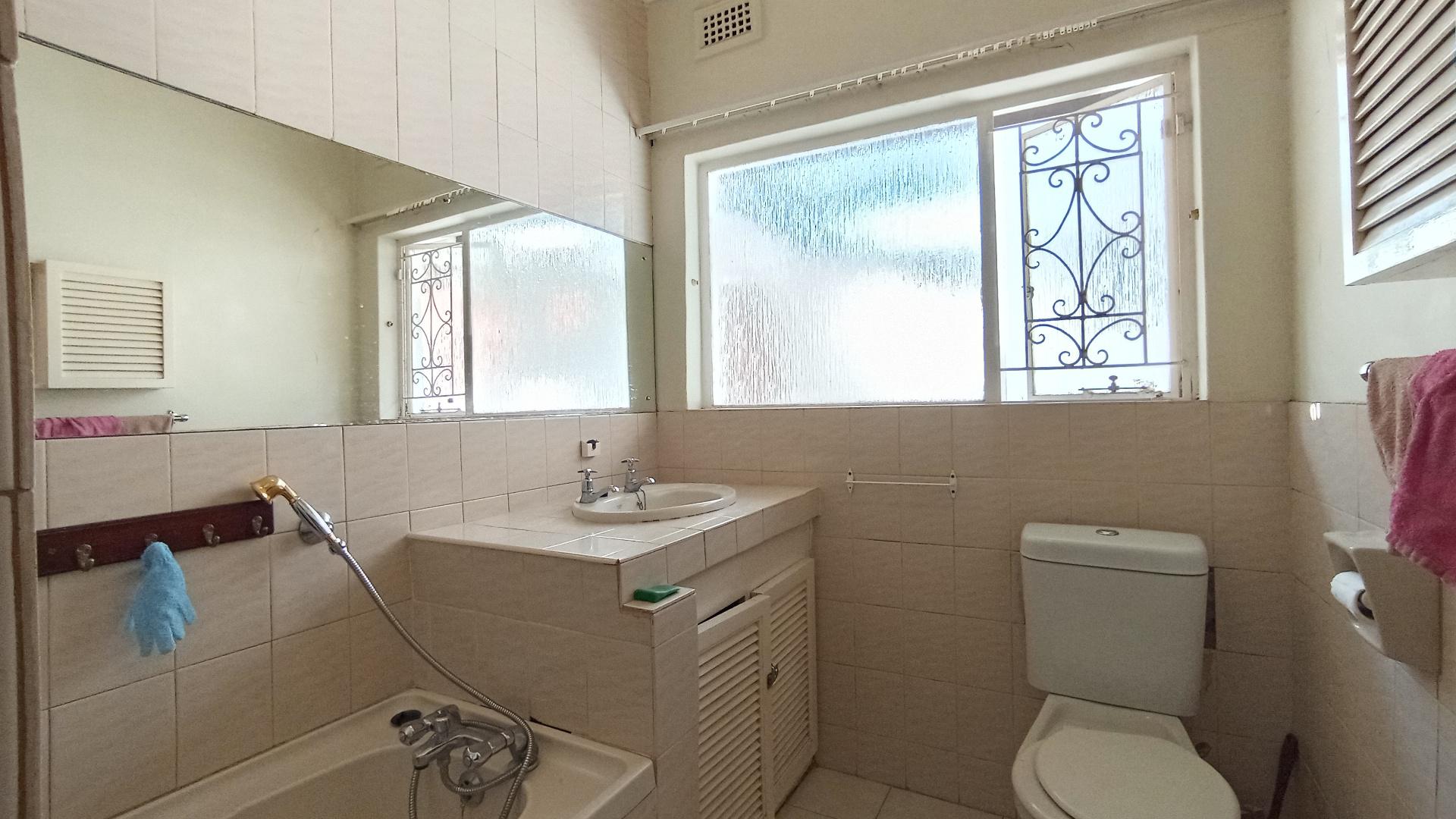 Bathroom 1 - 11 square meters of property in Hatton Estate