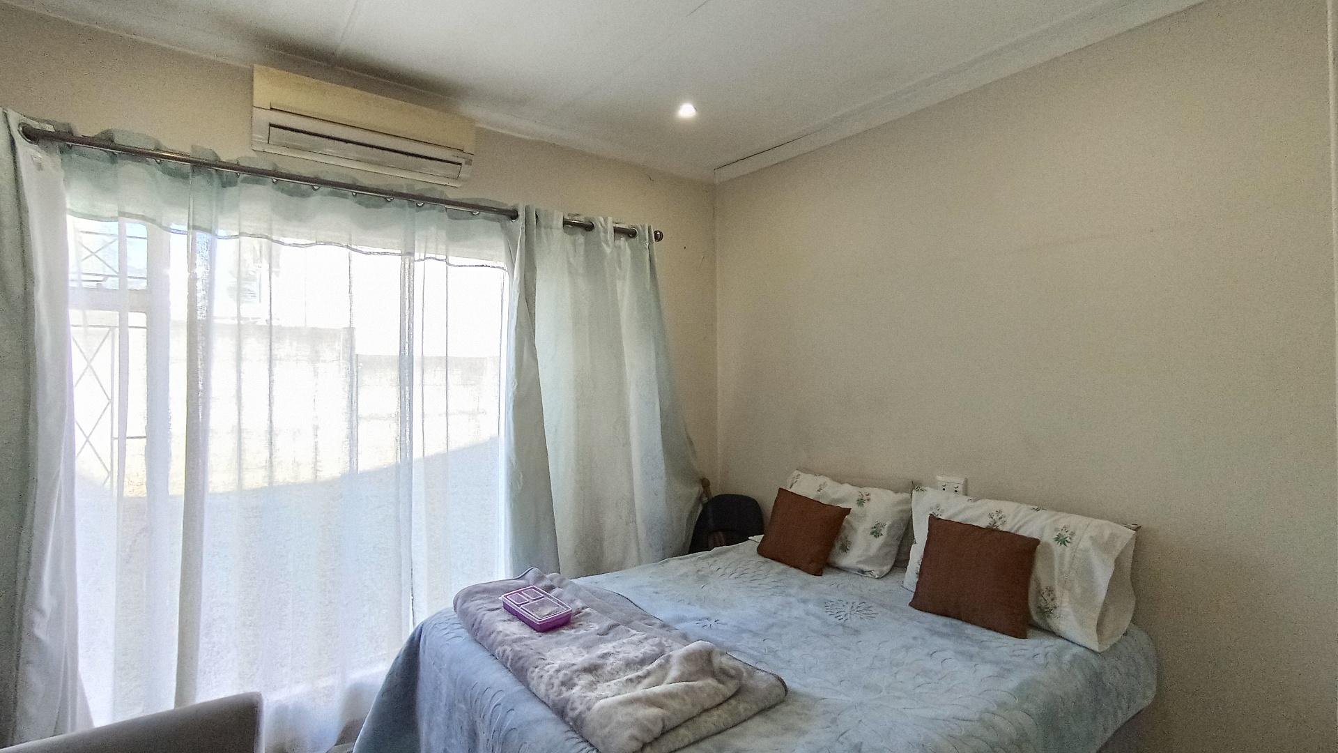 Main Bedroom - 14 square meters of property in Hatton Estate