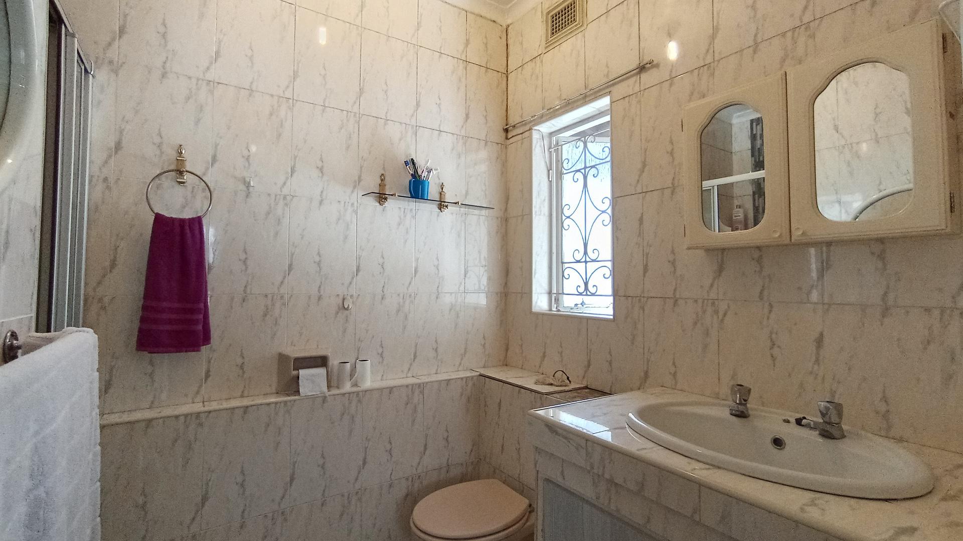 Main Bathroom - 4 square meters of property in Hatton Estate