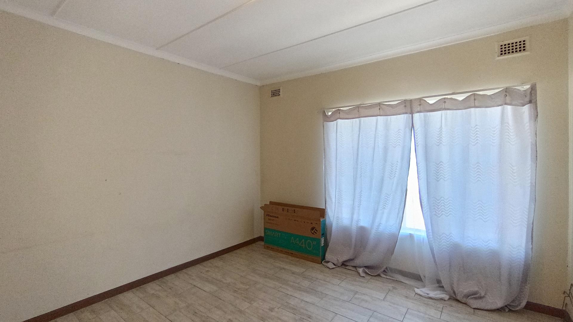 Bed Room 1 - 15 square meters of property in Hatton Estate