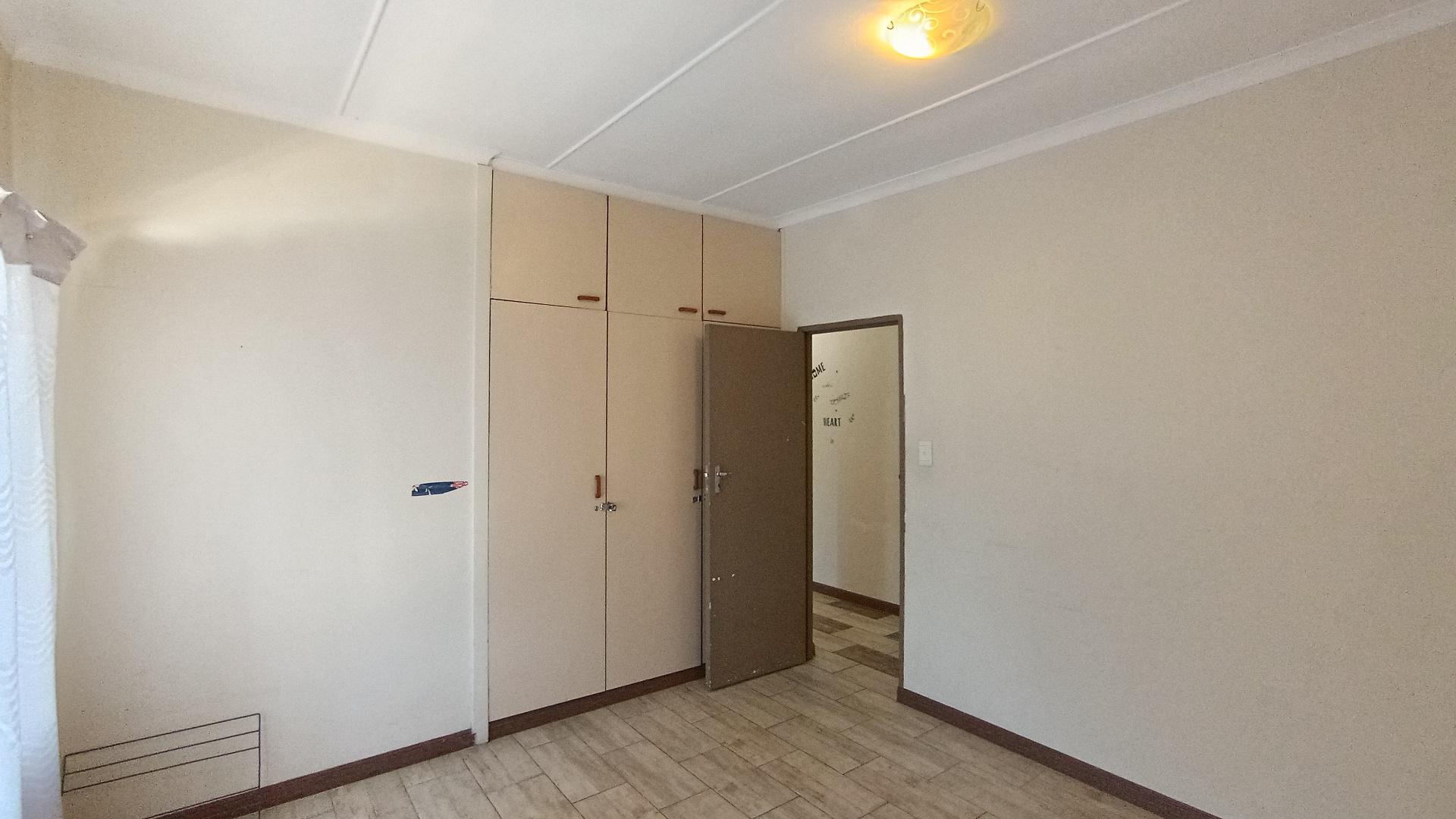 Bed Room 1 - 15 square meters of property in Hatton Estate